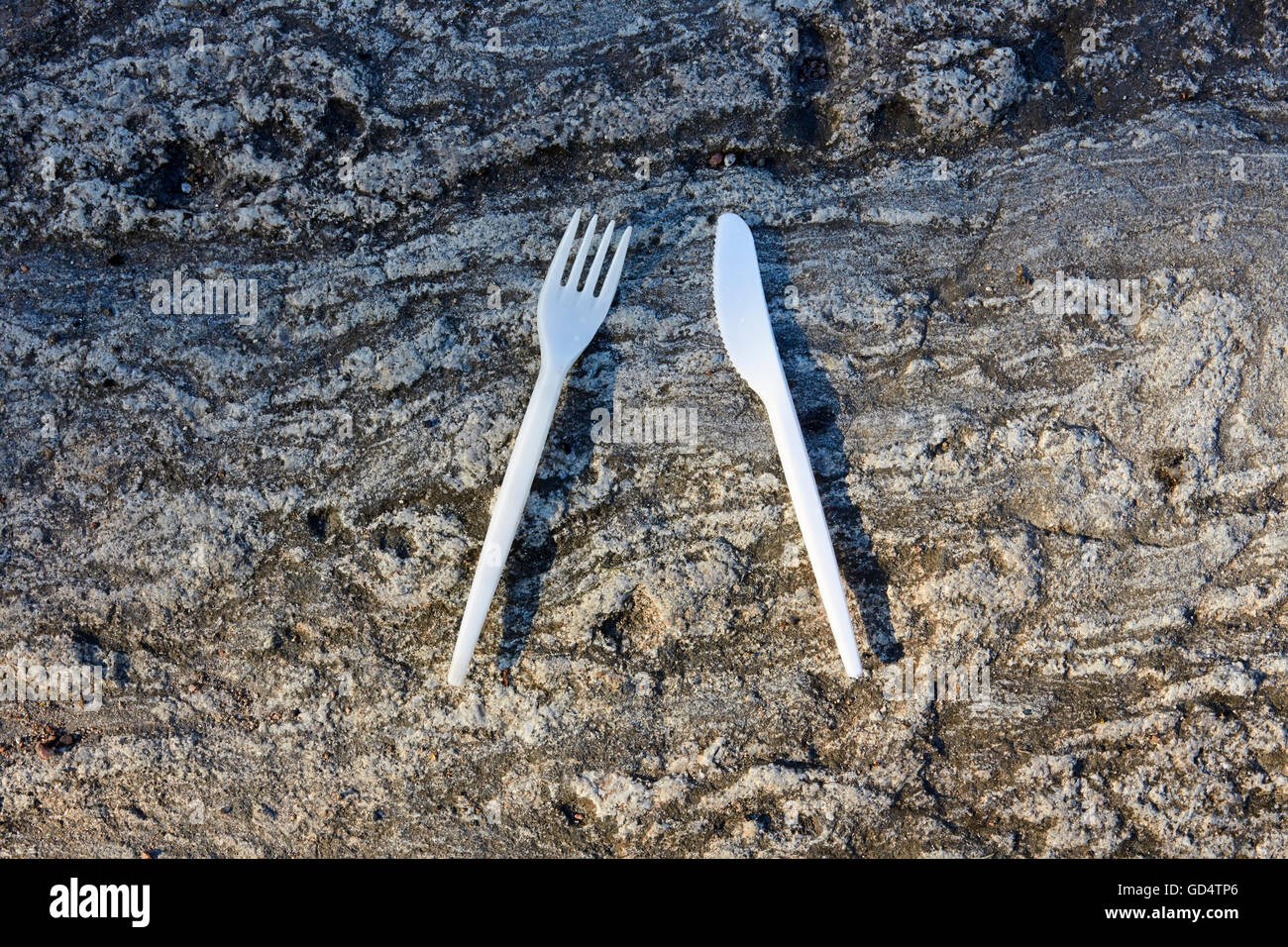 Forcella di plastica e il coltello a terra Foto Stock