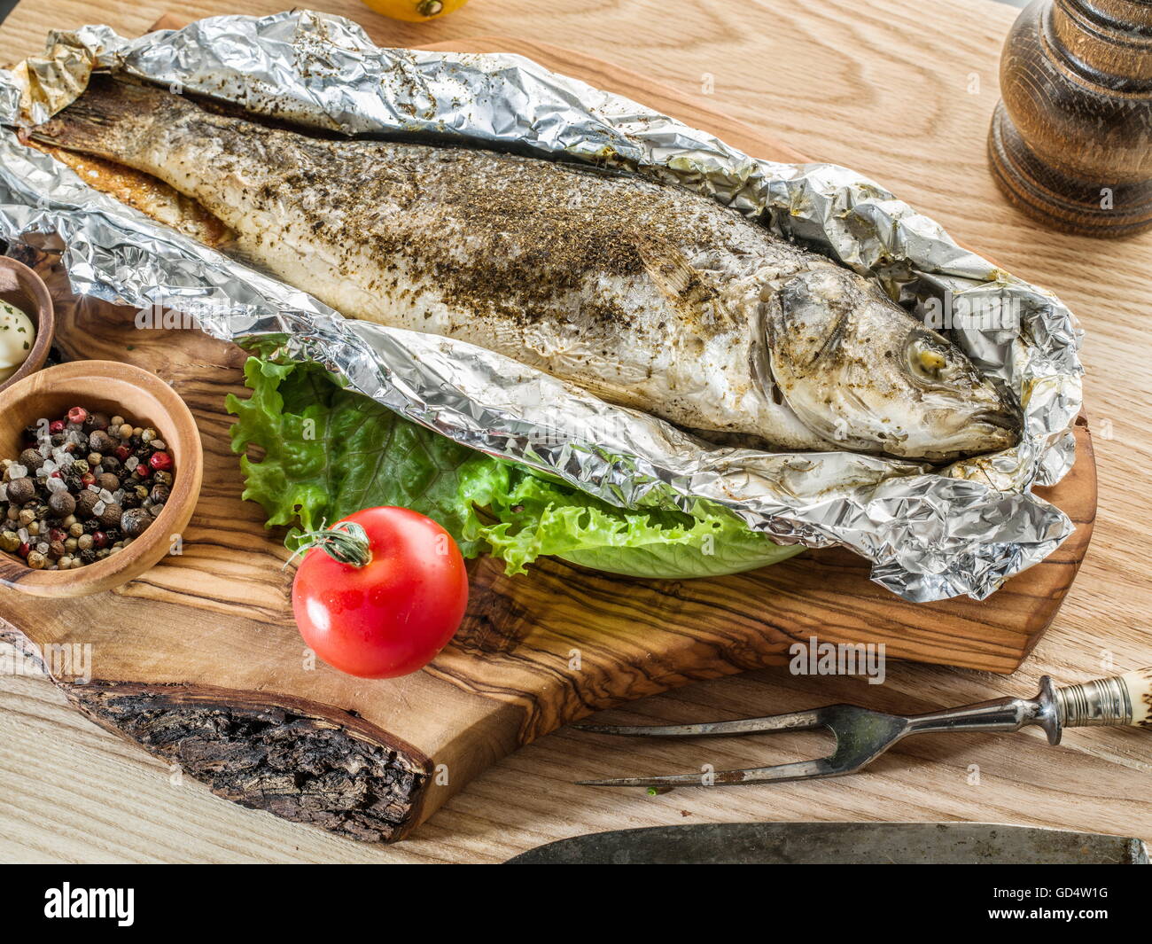 Branzino Grigliato pesce sul vassoio in legno Foto Stock