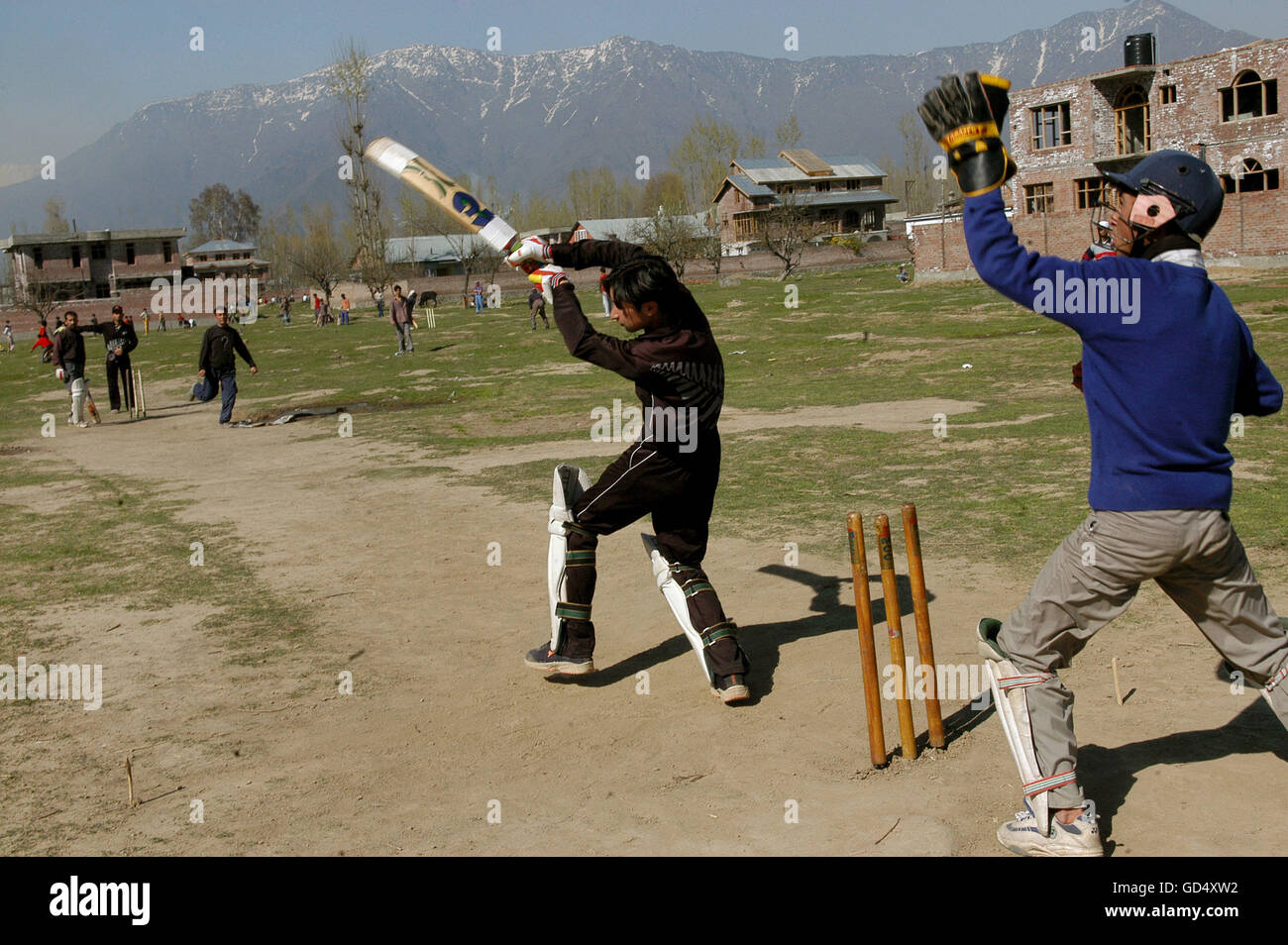 I bambini a godere il gioco di cricket Foto Stock