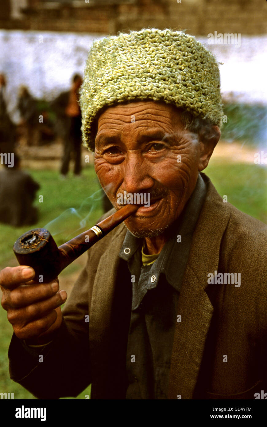 Uomo di fumare tubo tradizionale Foto Stock