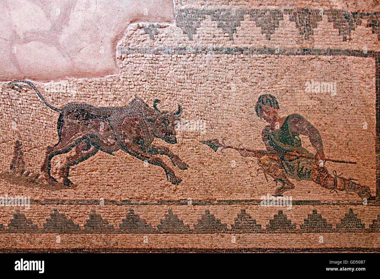 Un mosaico di mezza-inginocchiato hunter attacca un toro con la lancia , Casa di Dioniso, il portico meridionale, la camera 12, il parco archeologico di Paphos, Repubblica di Cipro / Pafos Foto Stock