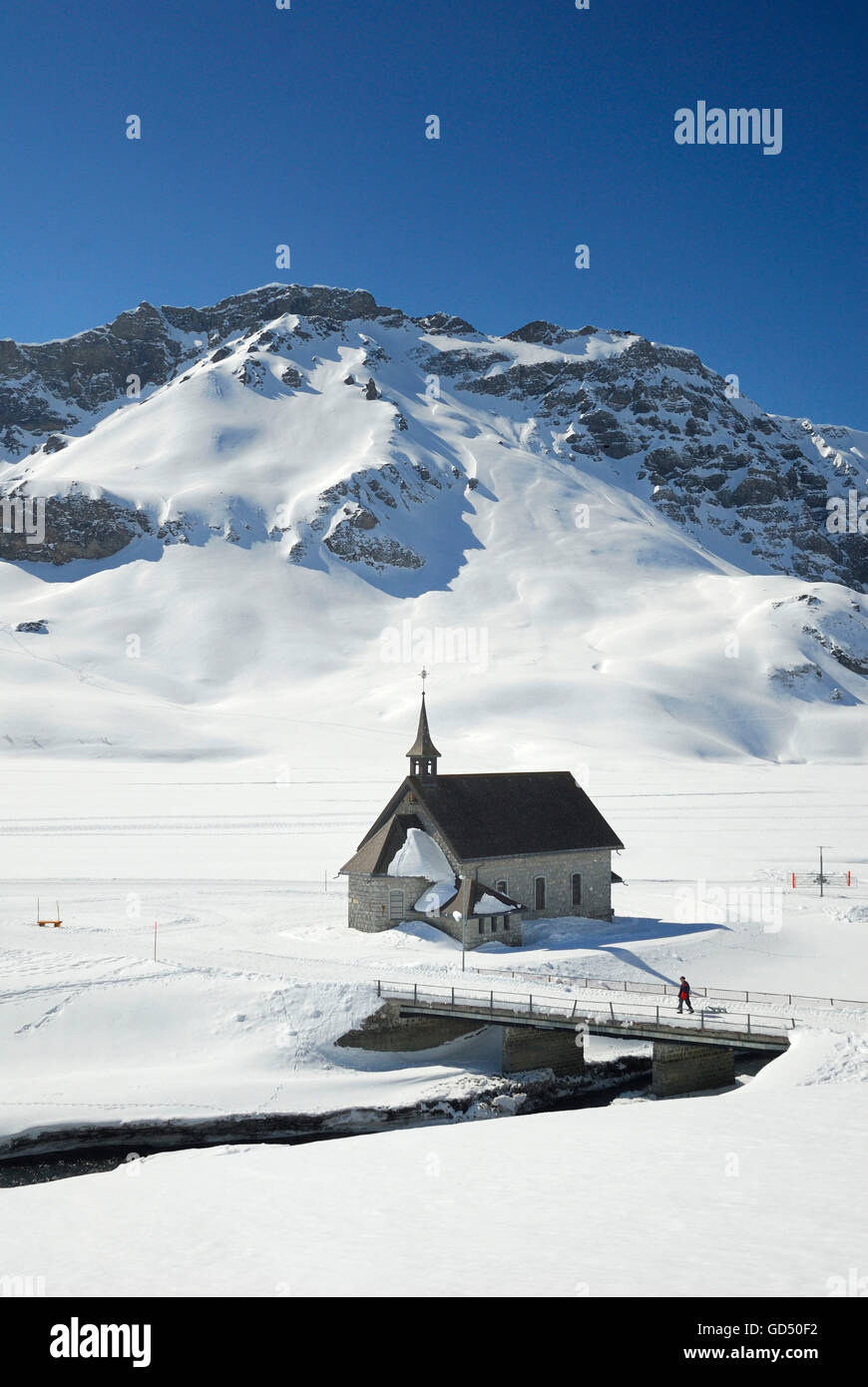 Melchsee-Frutt, Kapelle und zugefrorener Melchsee, Skigebiet in den Schweizer Alpen, Kanton Obvaldo, Schweiz, Europa Foto Stock