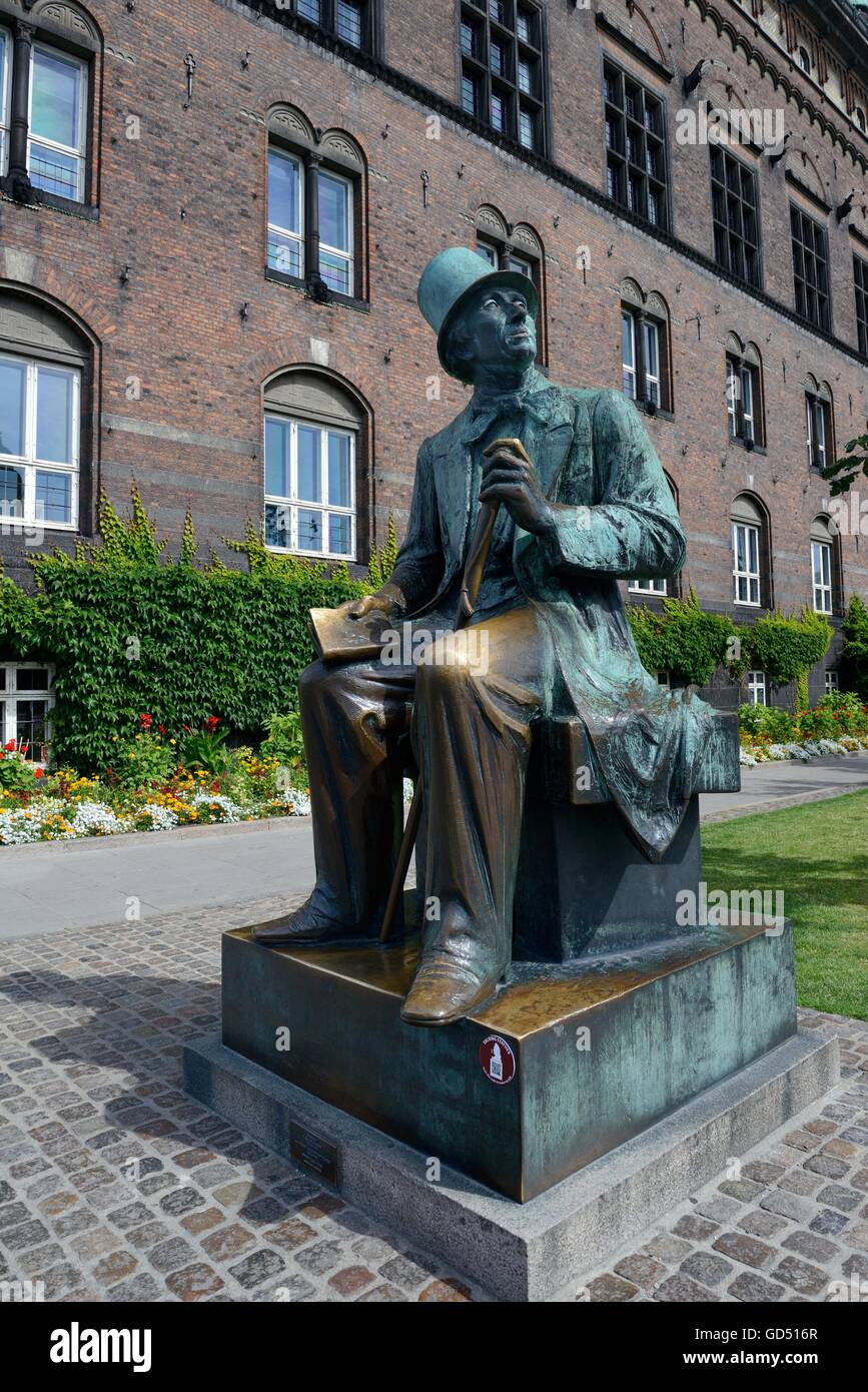 Bronzestatue von Hans Christian Andersen vor dem Rathaus, Kopenhagen, Daenemark, Europa, Foto Stock