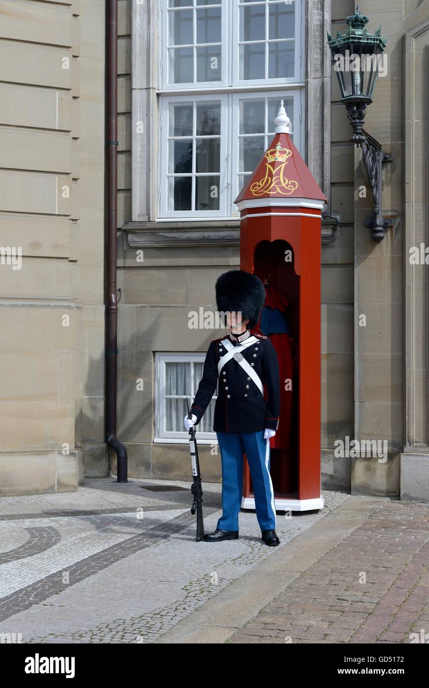 Wache beim Schloss Amalienborg, Regierungssitz der daenischen Koenigsfamilie, Kopenhagen, Daenemark Foto Stock