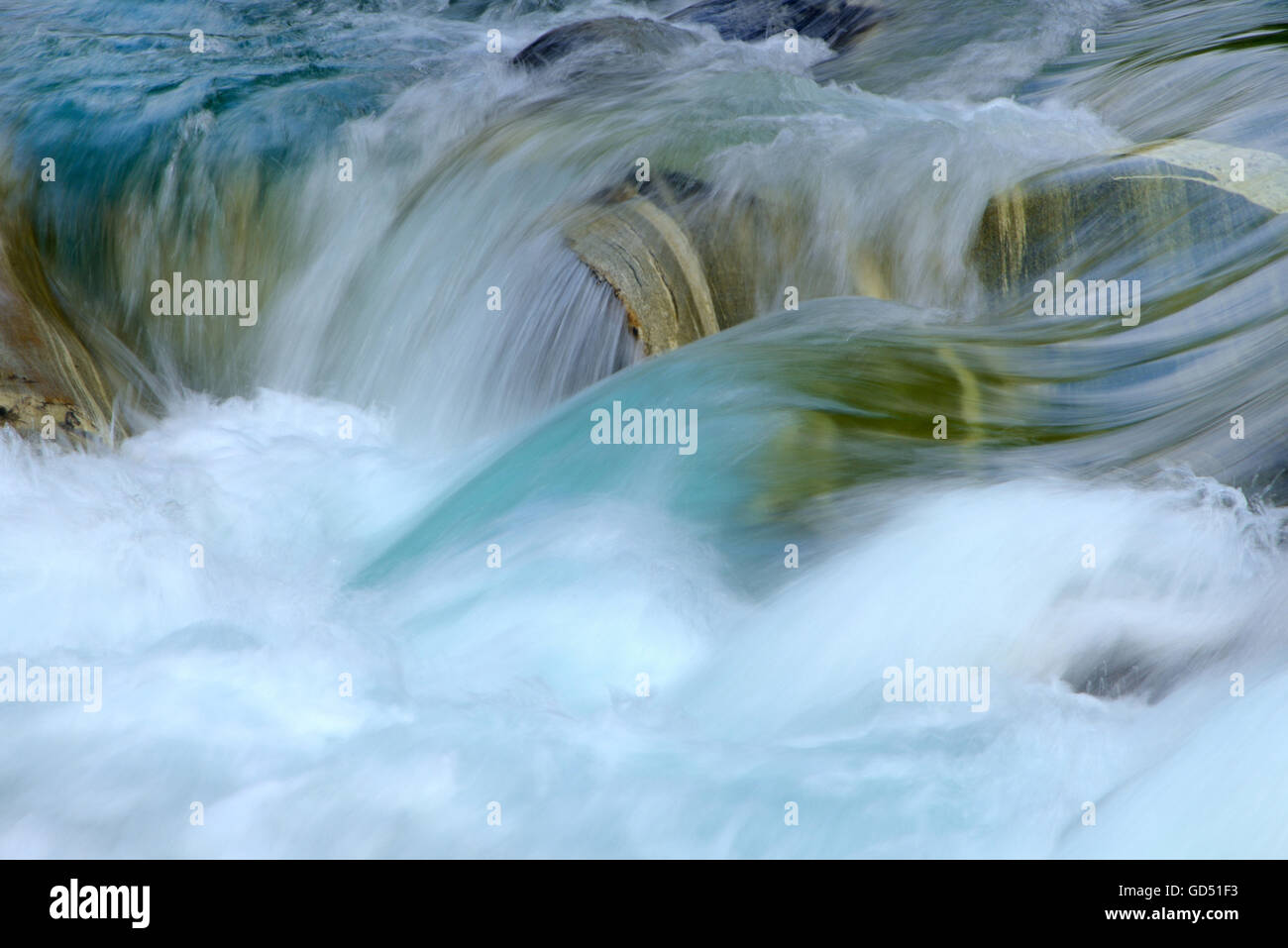 Fliessendes Wasser, Valle Verzasca, Tessin, Schweiz Foto Stock