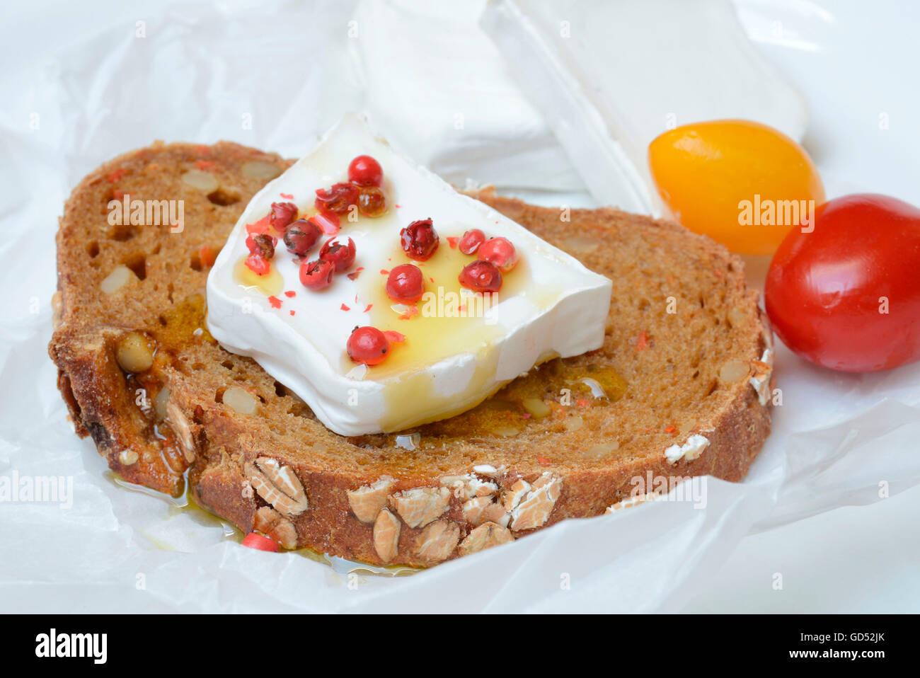 Formaggio di capra, sulla fetta di pane con olio di oliva e pepe Foto Stock