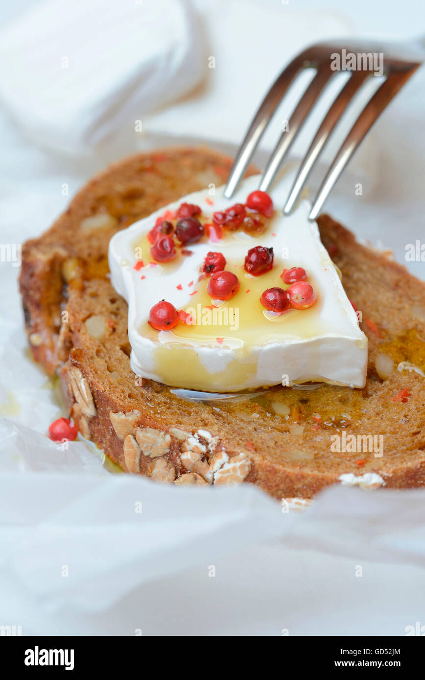 Formaggio di capra, sulla fetta di pane con olio di oliva e pepe Foto Stock