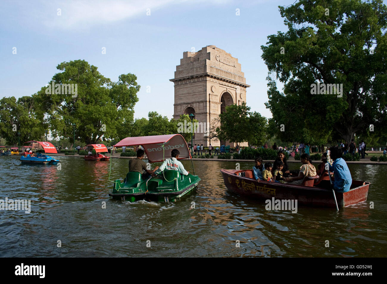I visitatori in barca nei pressi di India Gate Foto Stock