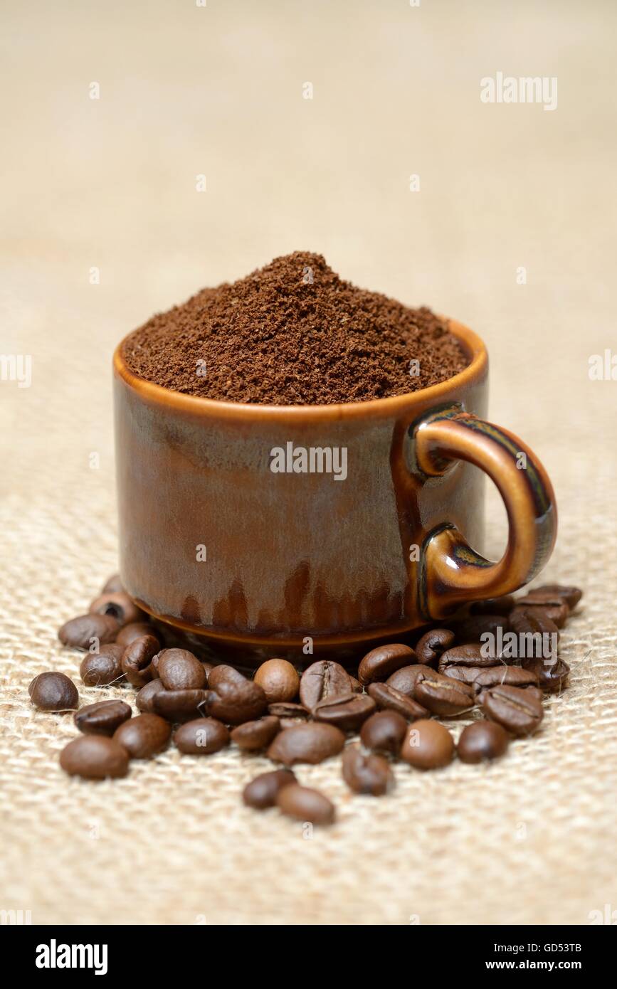 Kaffeebohnen und gemahlener Kaffee in Tasse Foto Stock
