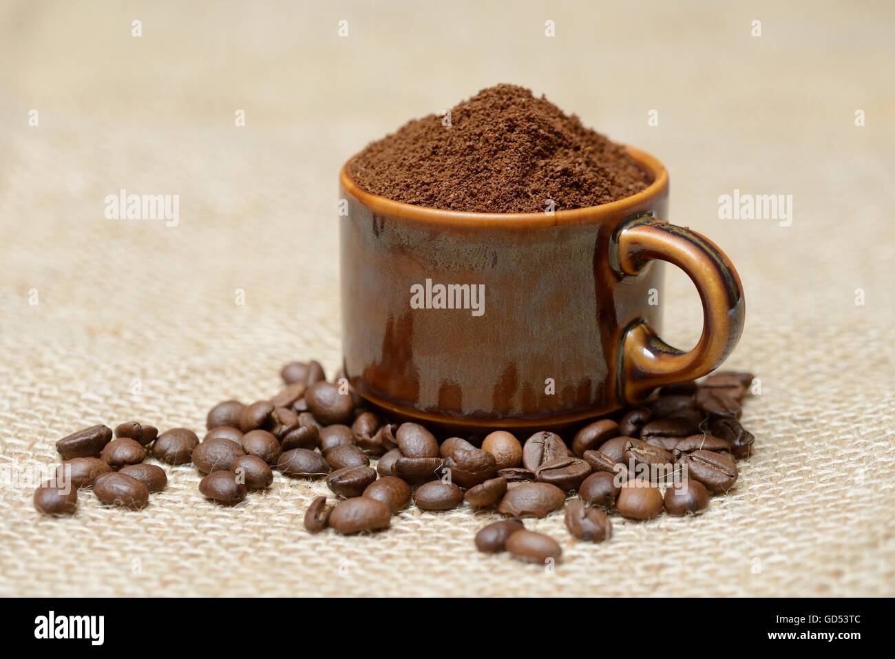 Kaffeebohnen und gemahlener Kaffee in Tasse Foto Stock