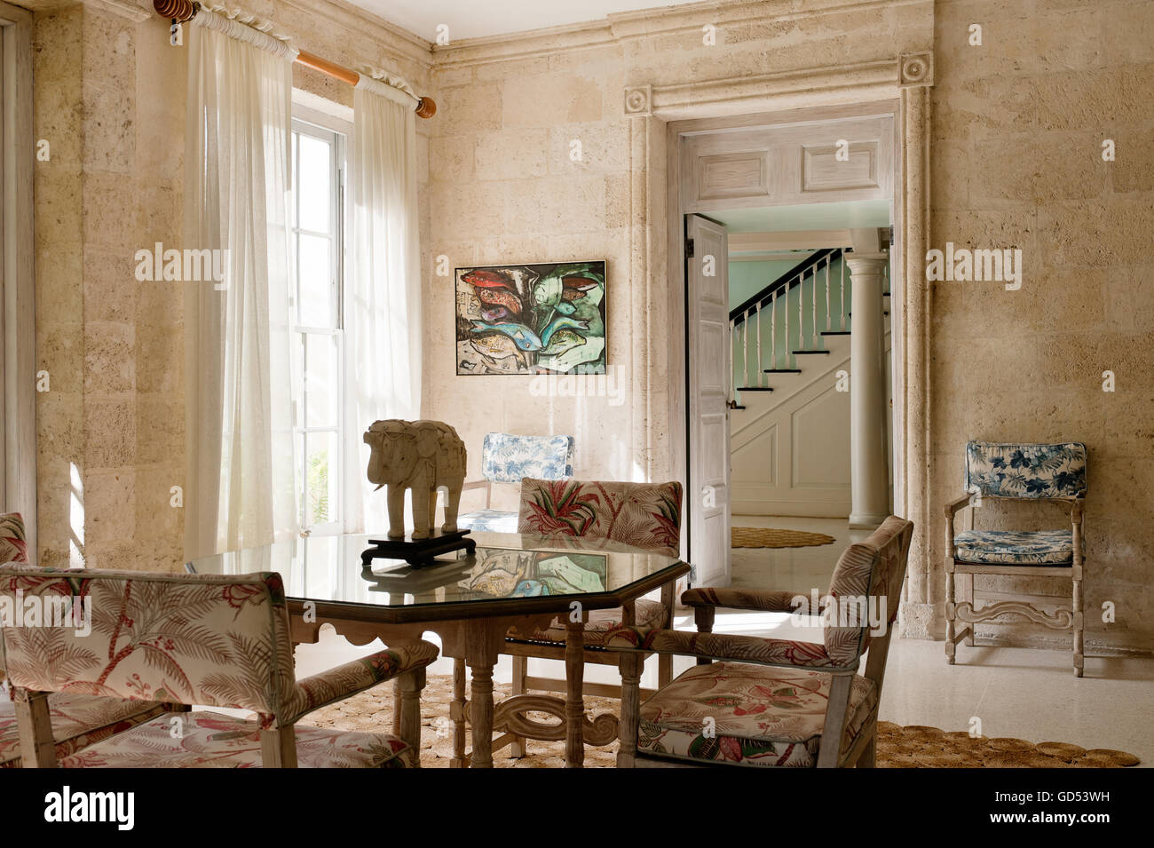 Elefante scolpito sul tavolo da pranzo in Leamington House villa, Barbados. Foto Stock