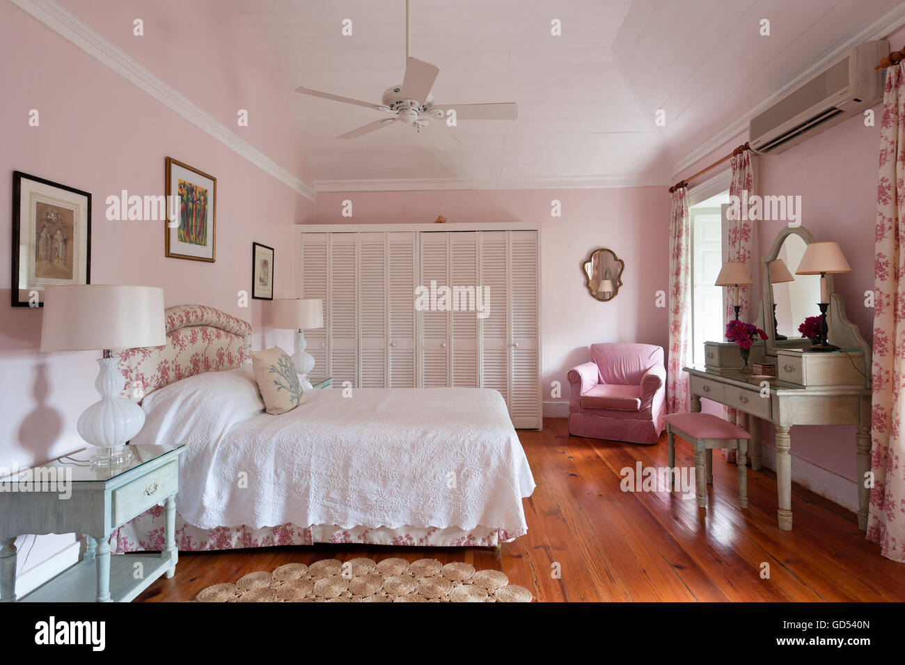 Letto matrimoniale in camera rosa con builtin guardaroba in Leamington House villa, Barbados Foto Stock