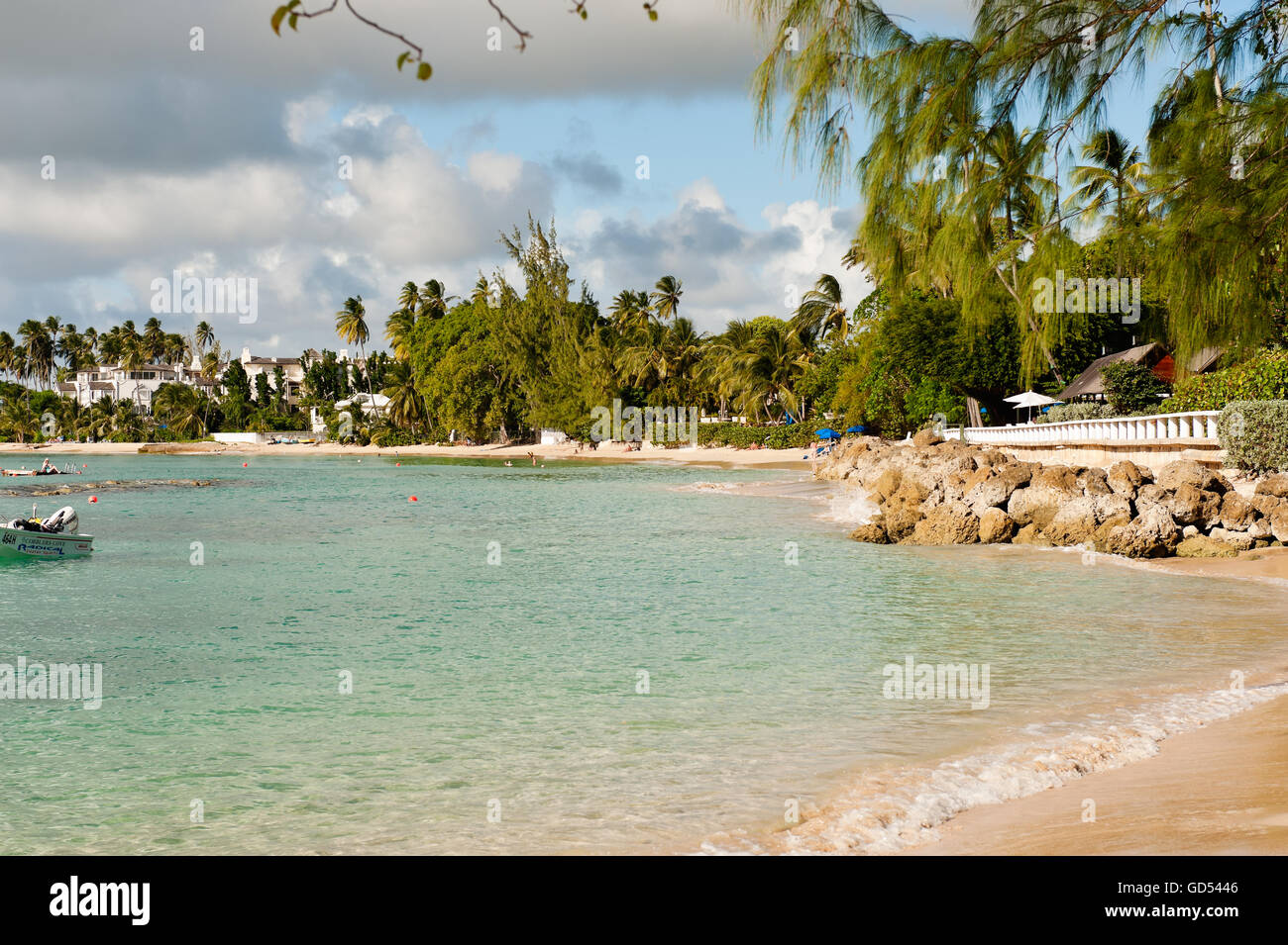 Vista oceano di palme che circondano la spiaggia di Barbados, West Indies Foto Stock