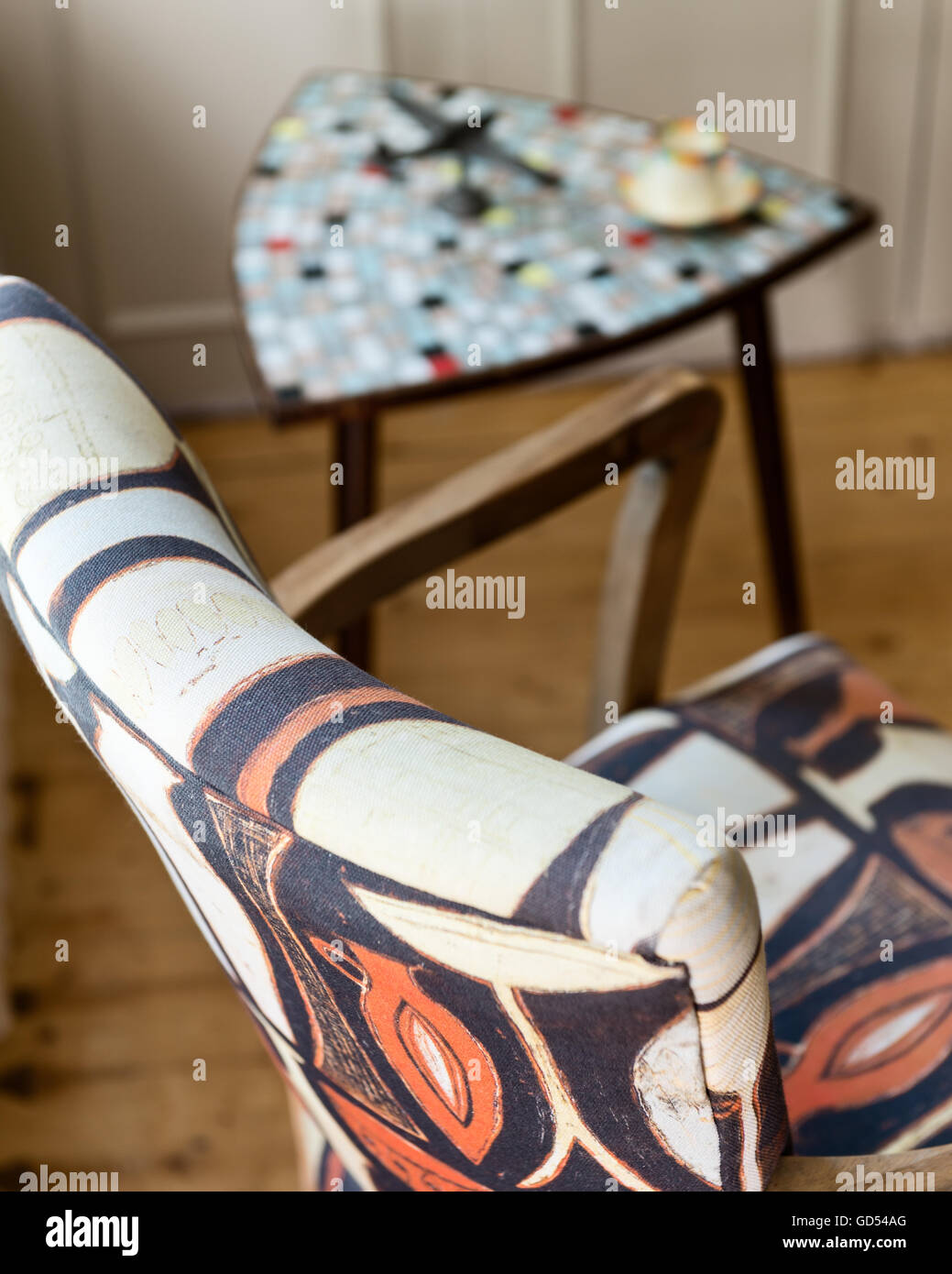 Anni Cinquanta la sedia reupholstered con Jo Oakley design in tessuto Foto Stock