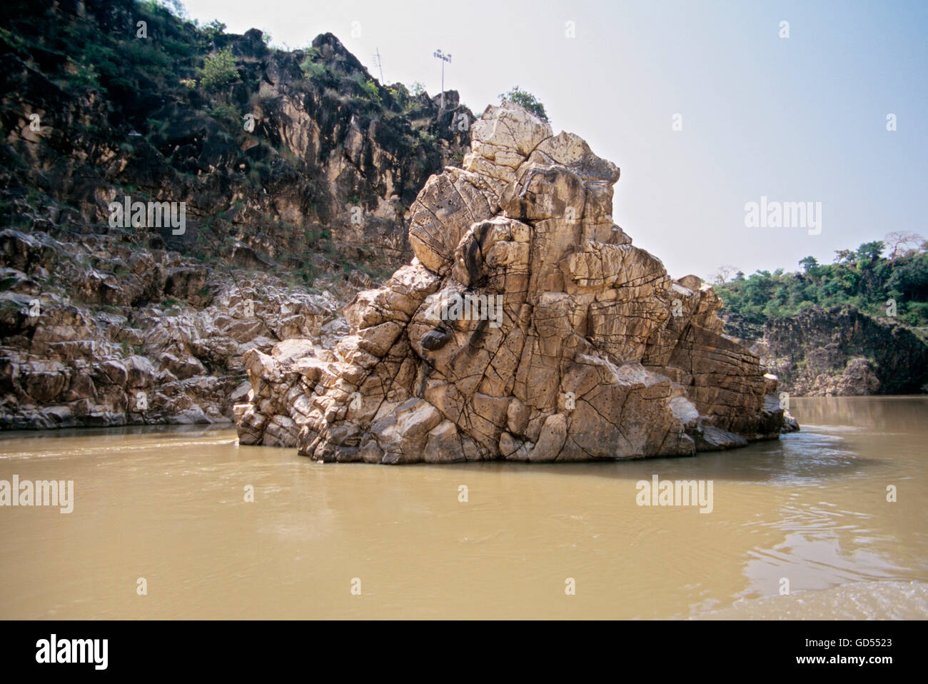 Rocce di marmo sul fiume Narmada Foto Stock