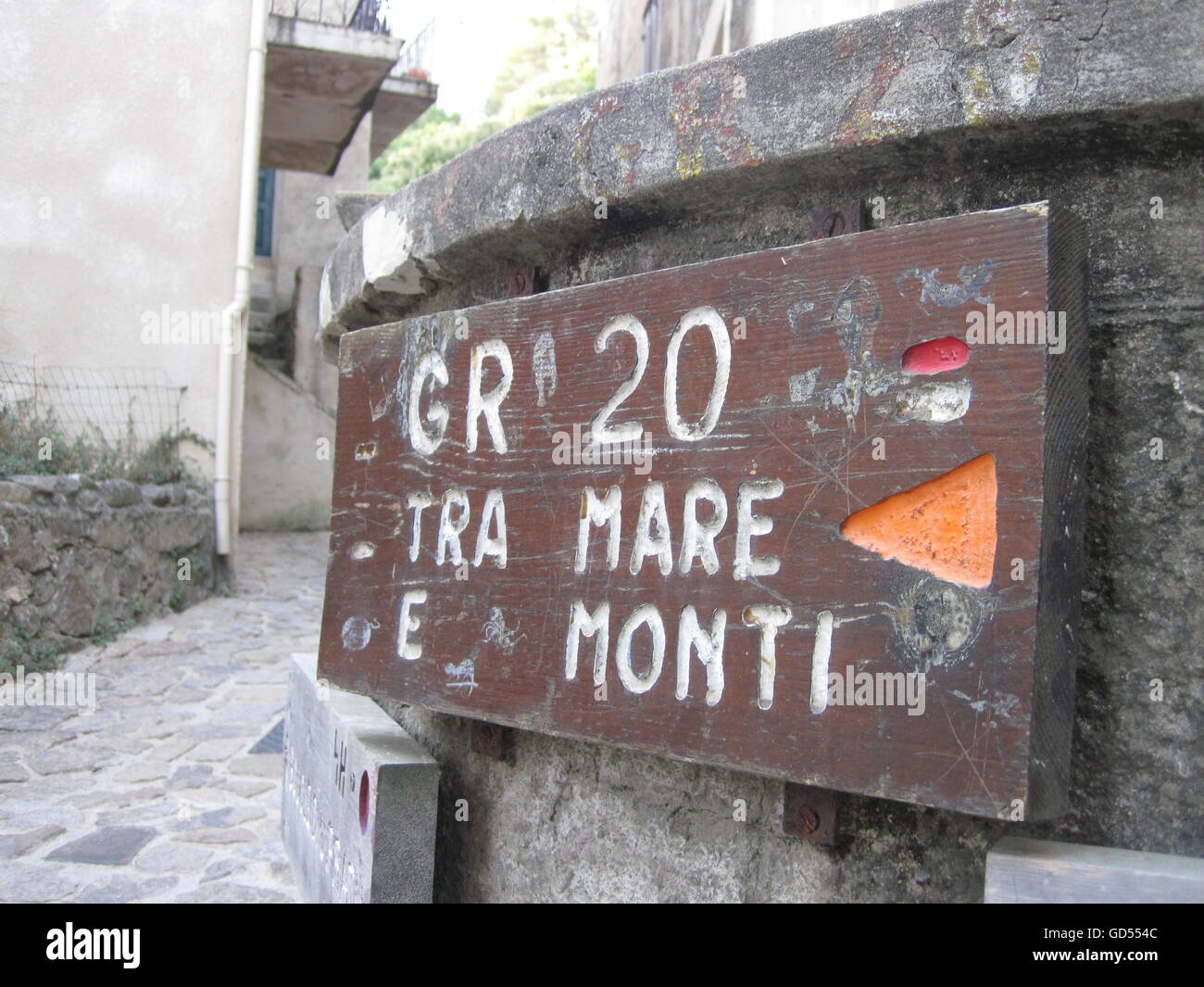Cartello in legno per gli escursionisti in Corsica lungo il GR 20, trovato a Calenzana, Corsica, Francia Foto Stock