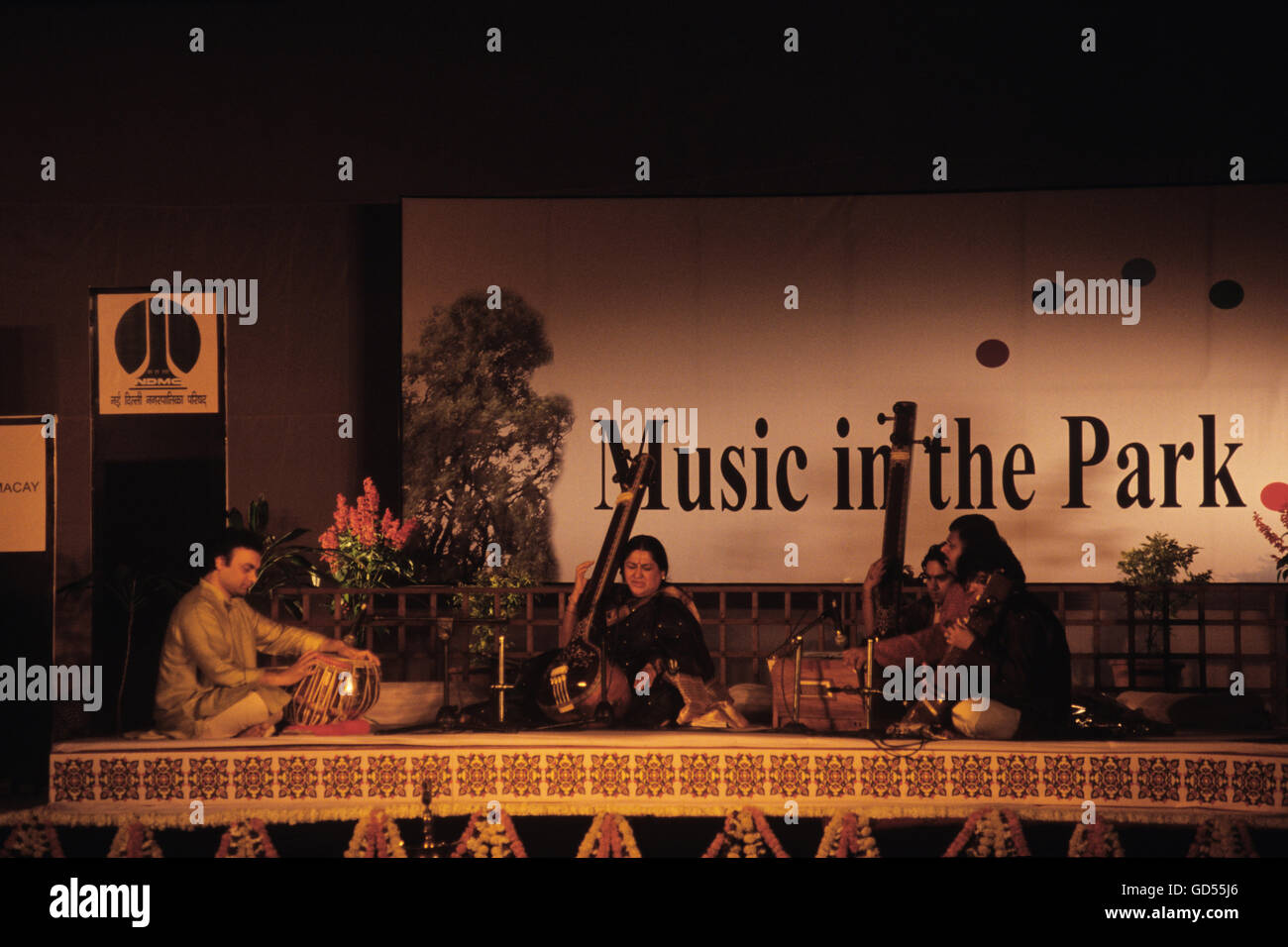 Shubha Mudgal con gruppo di musicisti Foto Stock