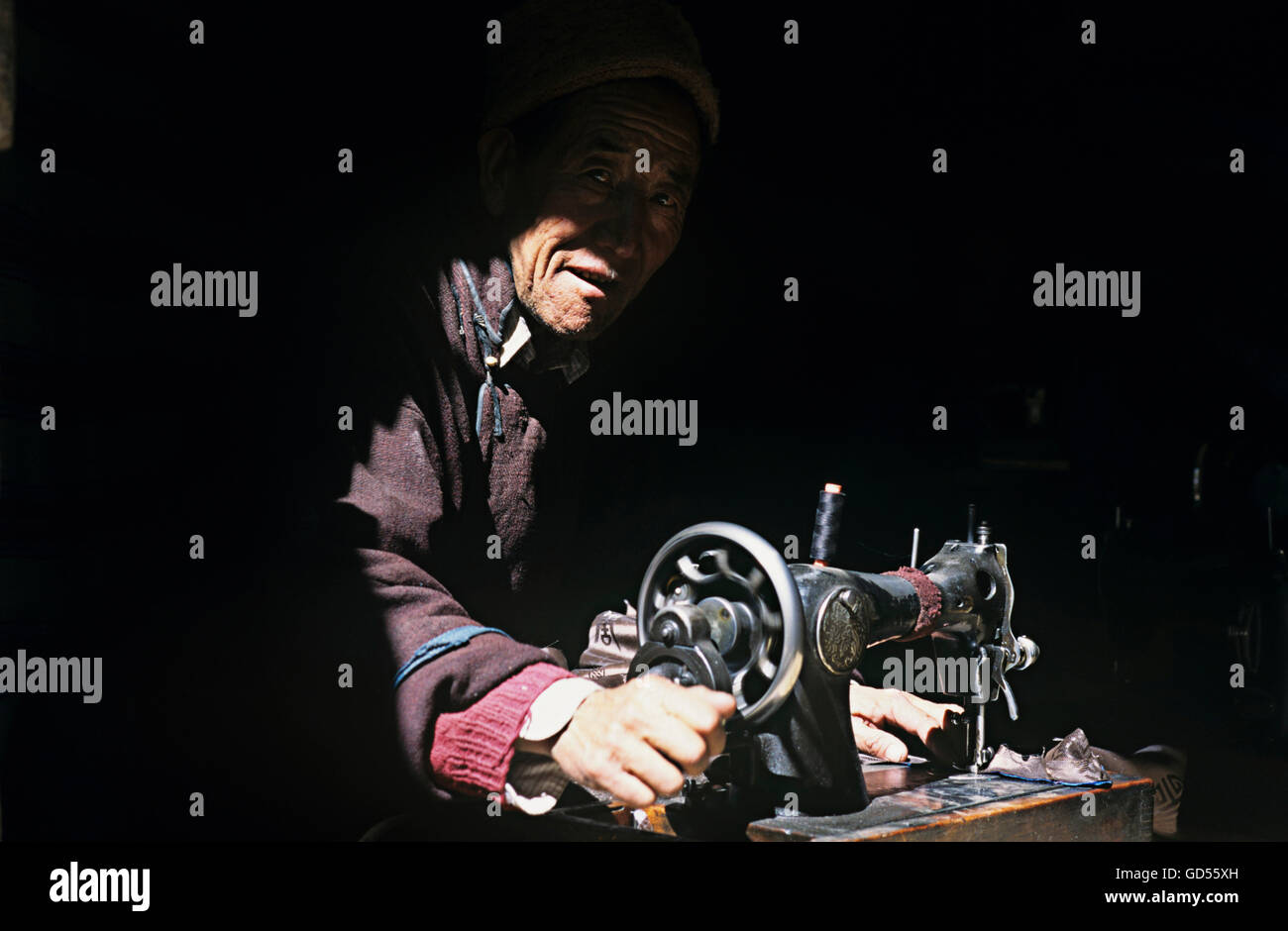 Un anziano sarto al lavoro Foto Stock