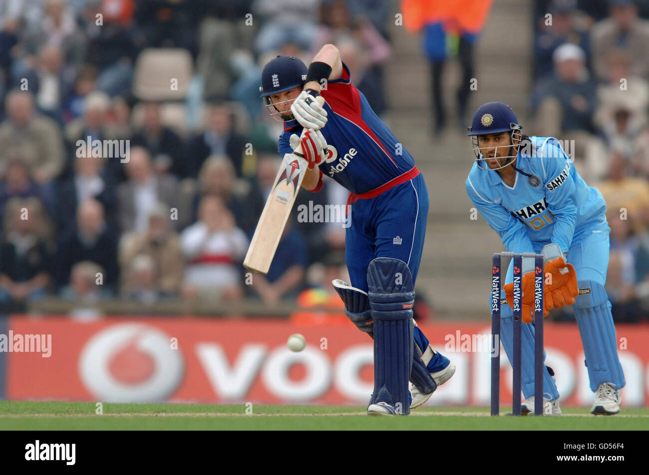 Ian Bell e Mahendra Singh Dhoni Foto Stock