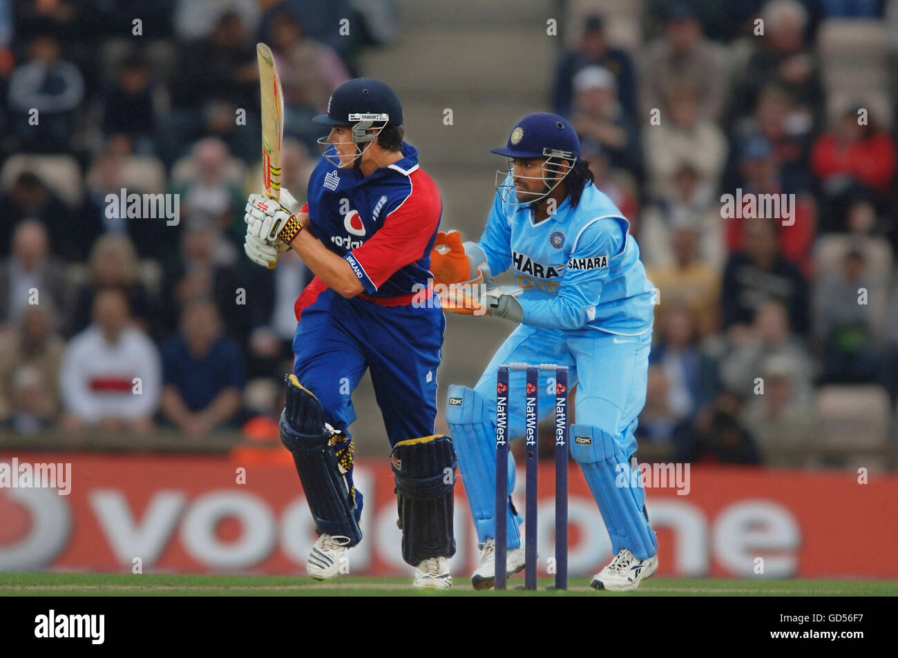 Alastair Cook e Mahendra Singh Dhoni Foto Stock