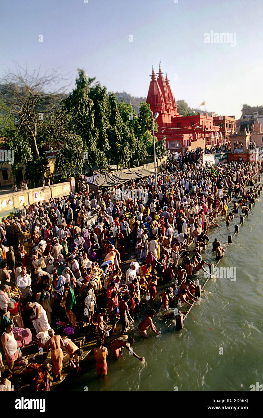 La gente la balneazione nel fiume santo Ganga Foto Stock