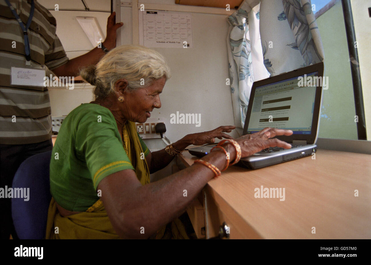 L'uomo insegnamento computer a una vecchia donna Foto Stock