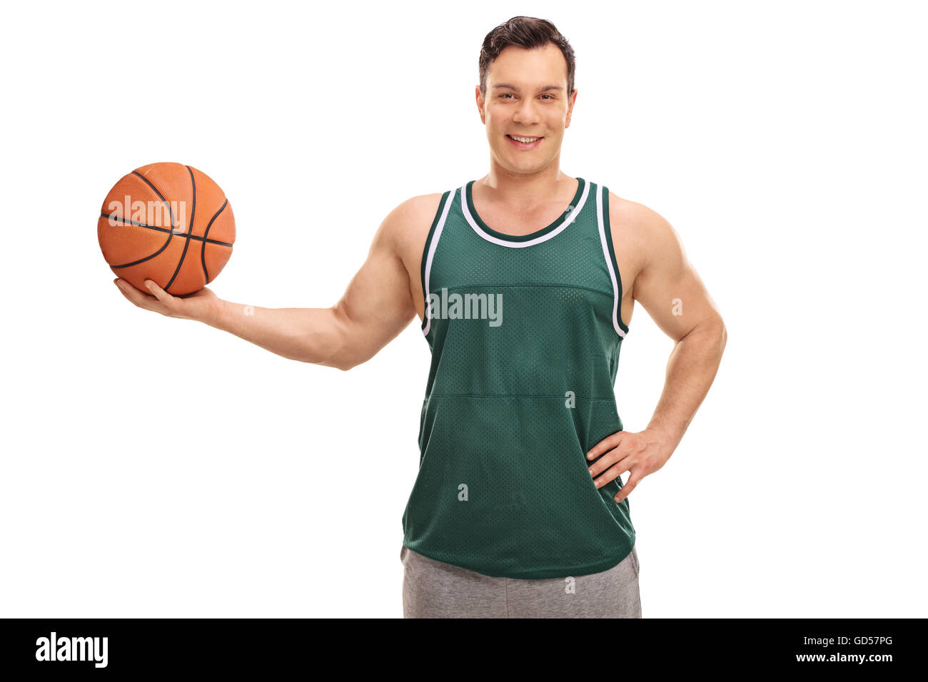 Gioiosa giovane uomo in una maglia verde in possesso di un basket isolato su sfondo bianco Foto Stock