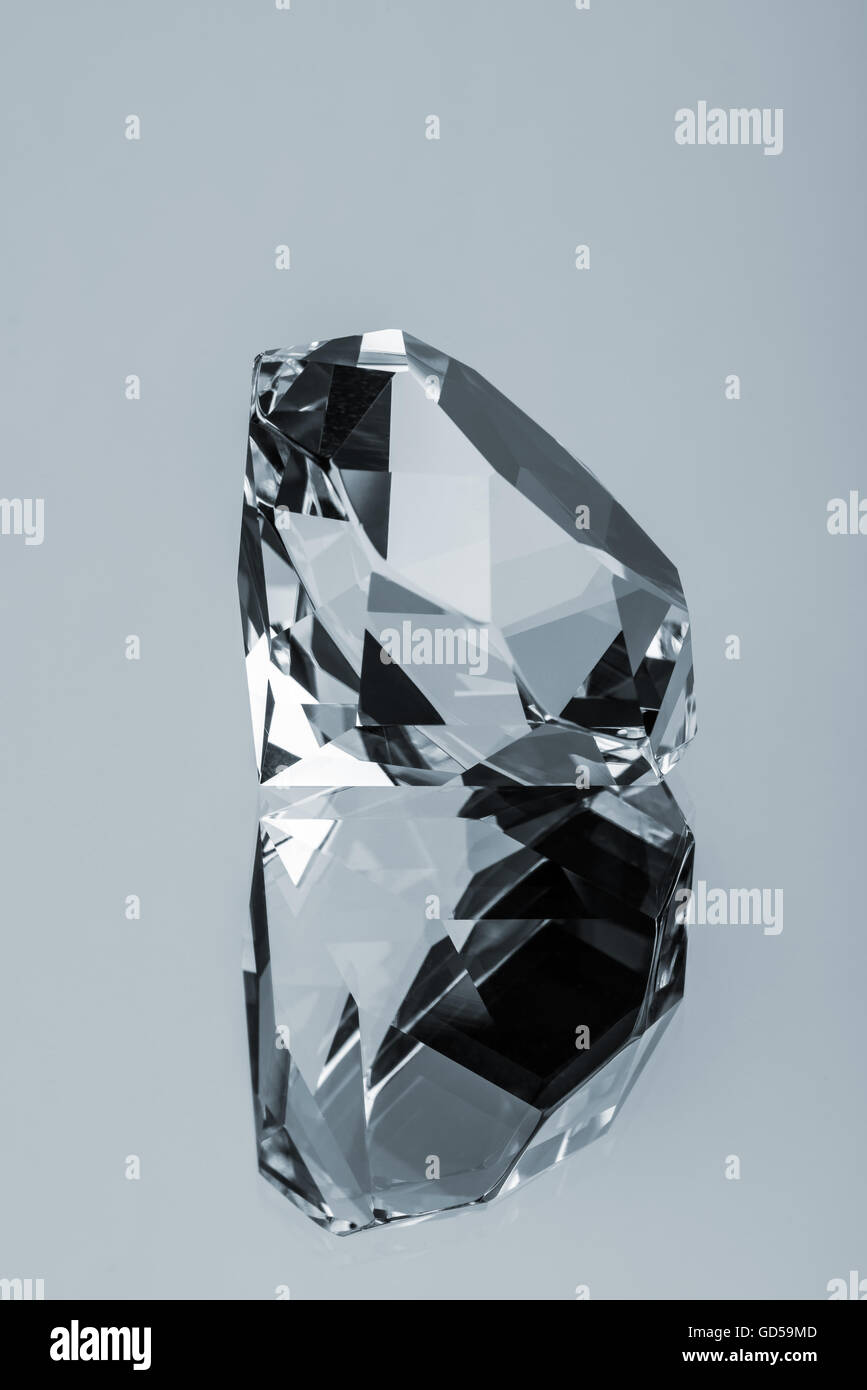 Costoso diamante traslucido riflessa sulla superficie di vetro Foto Stock