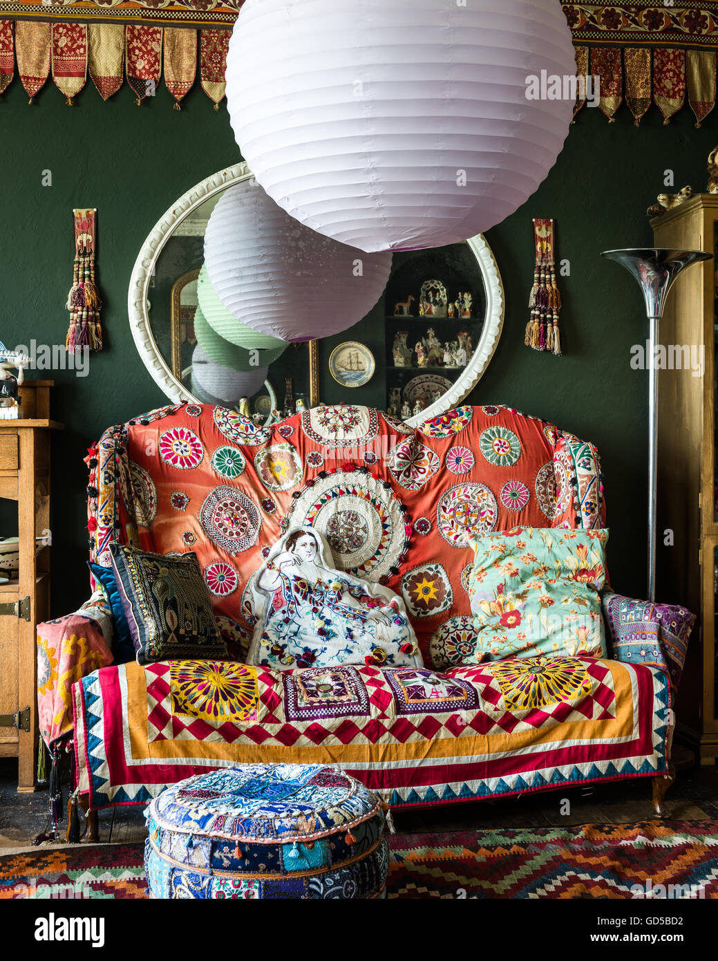 Stile giacobino Divano alto coperto di ricamo indiano, applique e una stampa Brunschwig in Regency sala da disegno con un kilim Foto Stock
