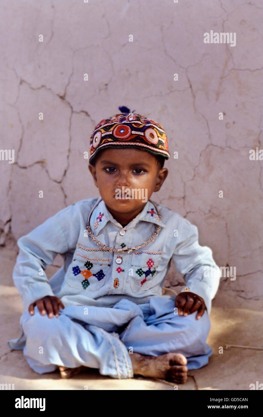 Ragazzo giovane wth Sindhi cap Foto Stock