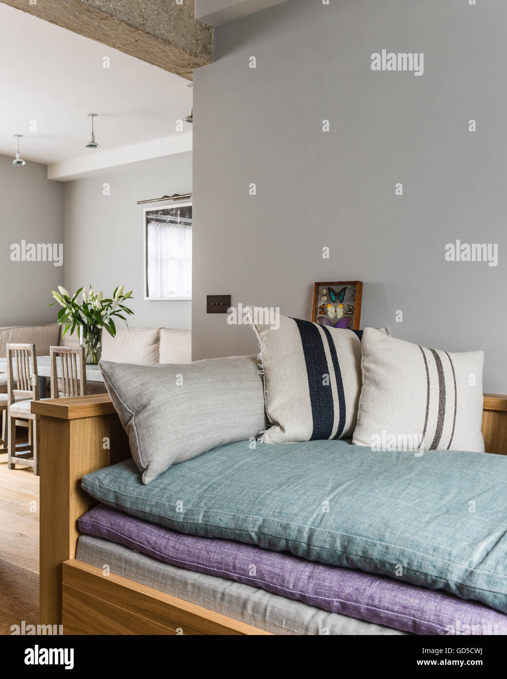 Biancheria da letto cuscino imbottito copre in incorporato di area con posti a sedere di un piano aperto spazio abitativo Foto Stock