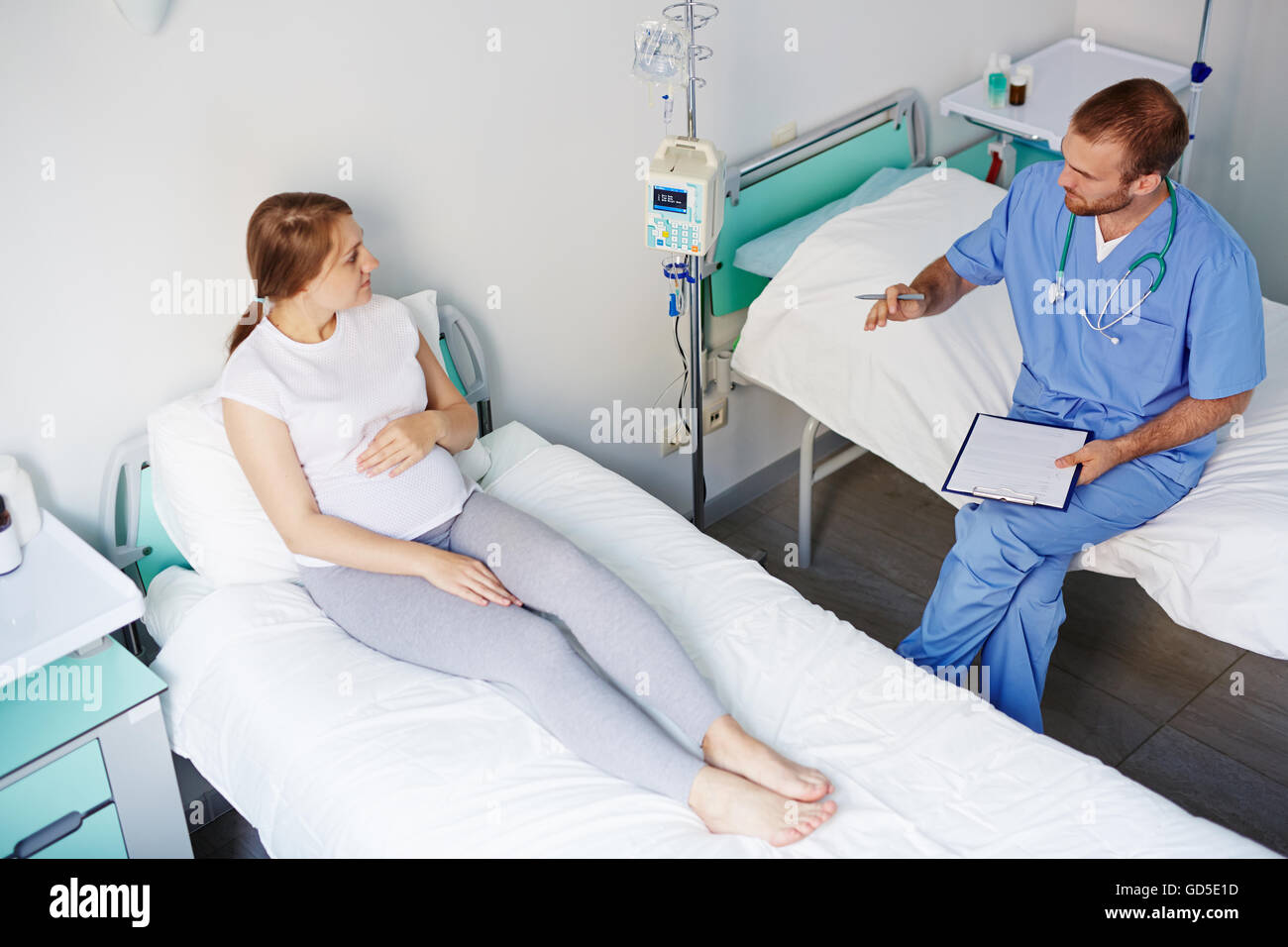 Visita a pazienti in stato di gravidanza Foto Stock