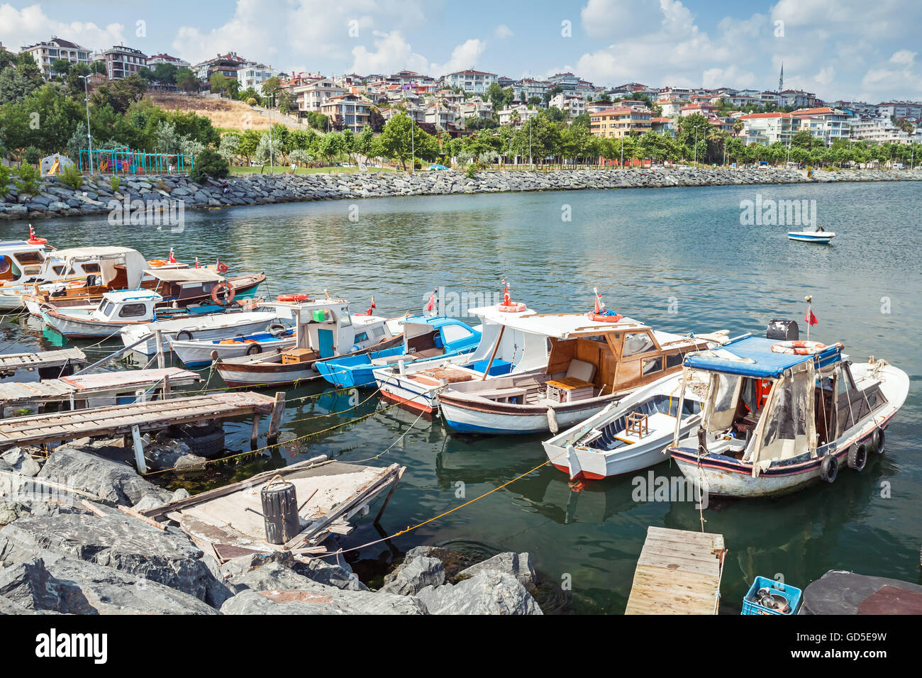 In legno antico barche da pesca ormeggiate nel porto piccolo di Avcilar, quartiere di Istanbul, Turchia Foto Stock