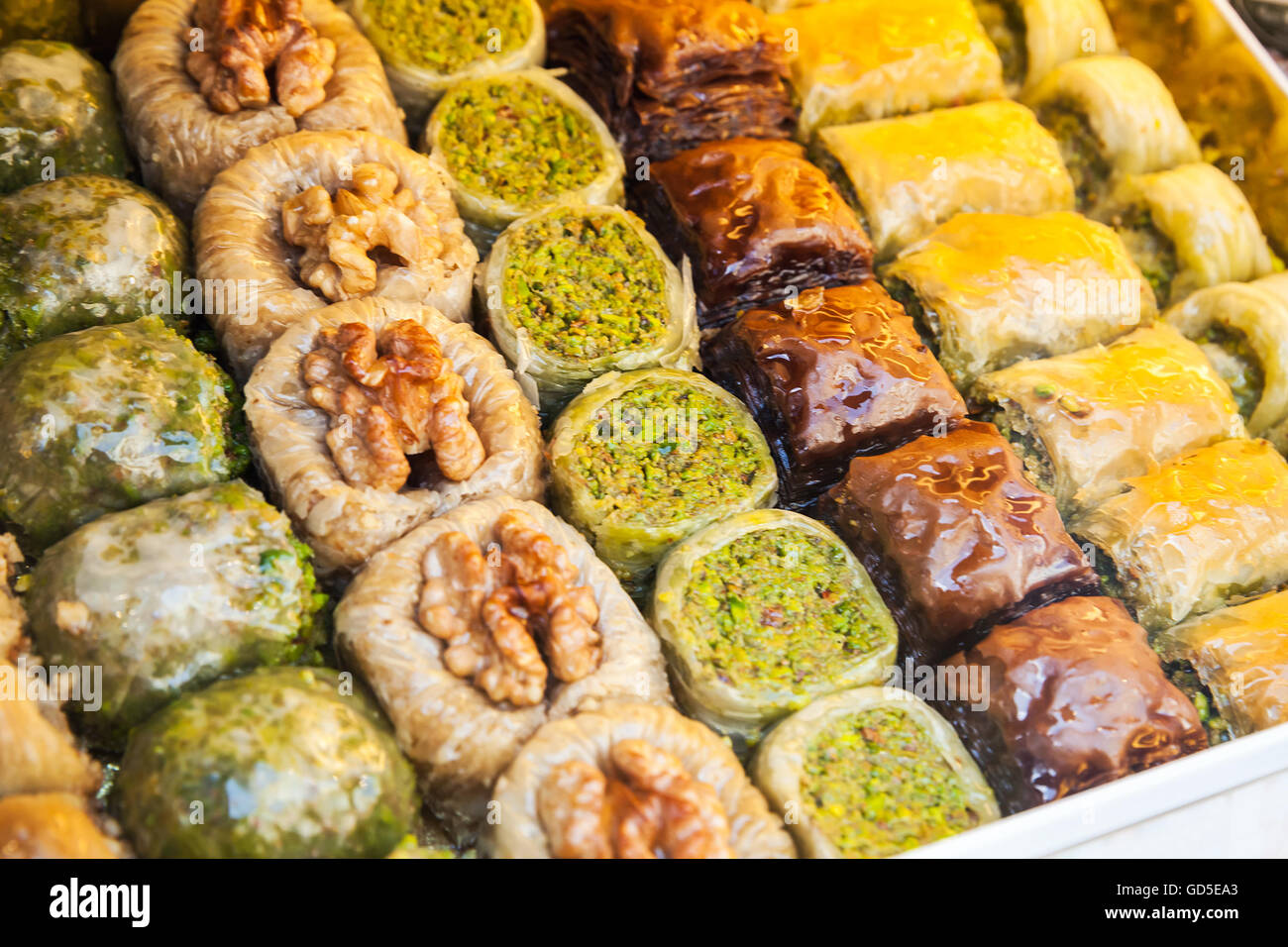 Il baklava assortiti, è dolce pasticceria fatta di strati di filo con noci tritate e addolciti e tenute insieme con il miele. Tradit Foto Stock