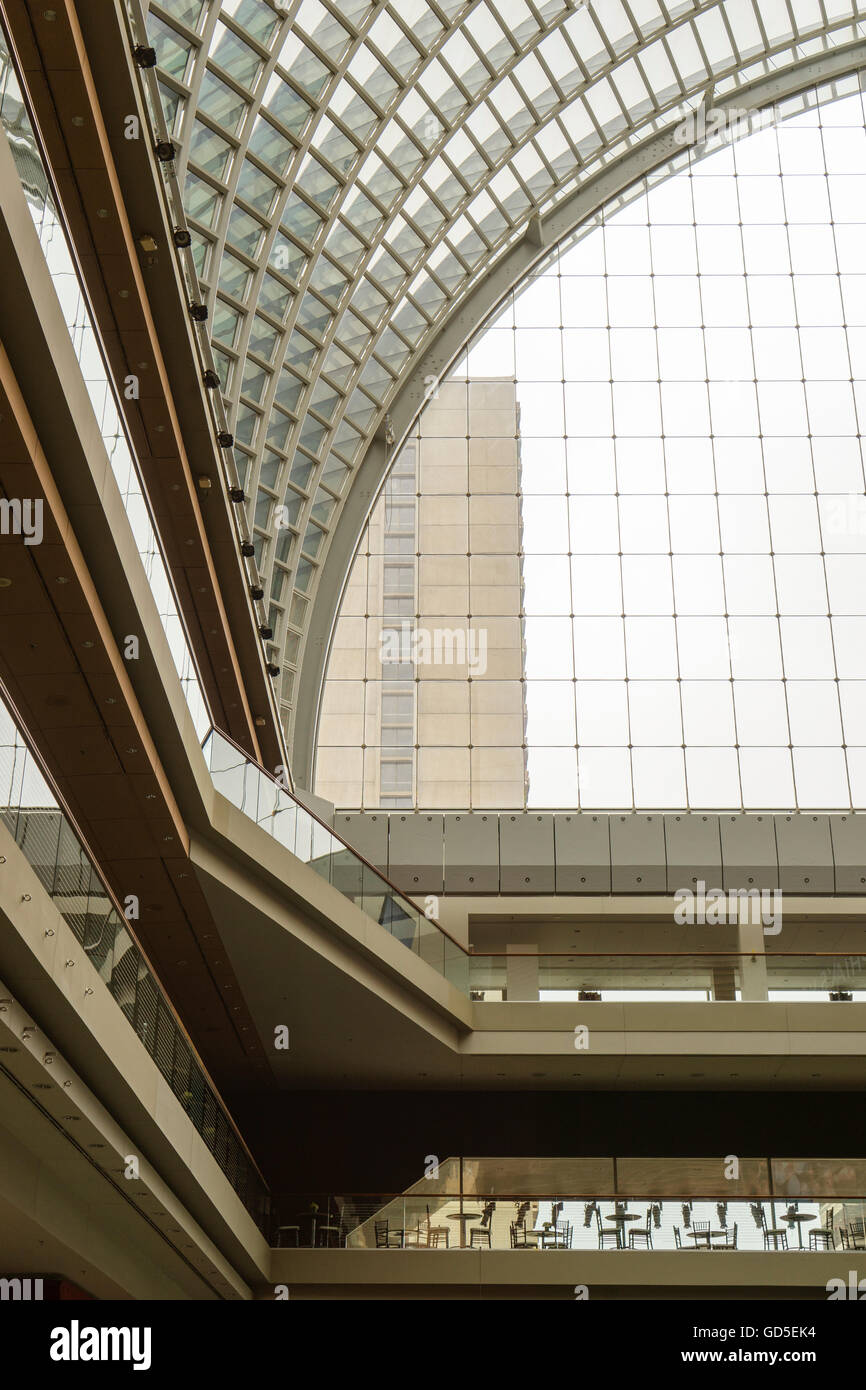 Il design moderno dell'atrio di vetro soffitto di Kimmel Center per le Arti dello Spettacolo in Philadelphia, casa di Philadelphia Orchestra Foto Stock