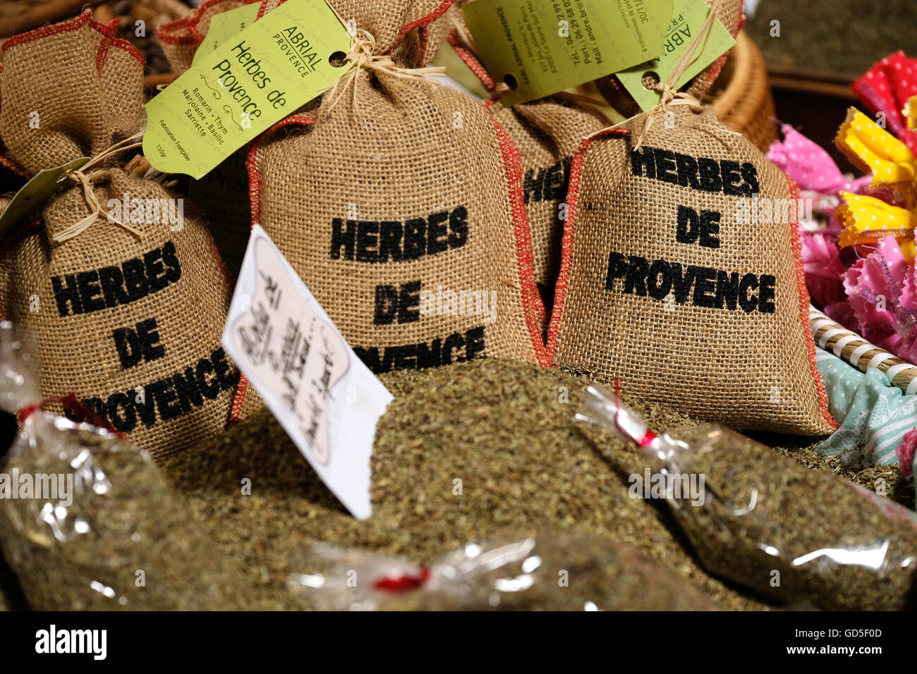 Piccoli sacchetti di erbe di Provenza lavanda per la vendita su un mercato all'aperto in stallo Foto Stock