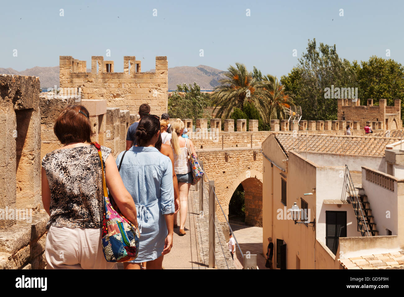La gente a piedi la città vecchia di pareti, Alcudia Maiorca ( ) di Maiorca, isole Baleari, Spagna Europa Foto Stock
