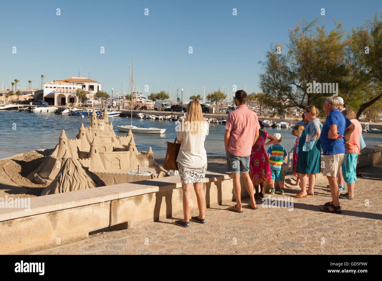Una famiglia in vacanza in Europa; Puerto Pollensa promenade di Mallorca ( Maiorca ), isole Baleari, Spagna Europa Foto Stock