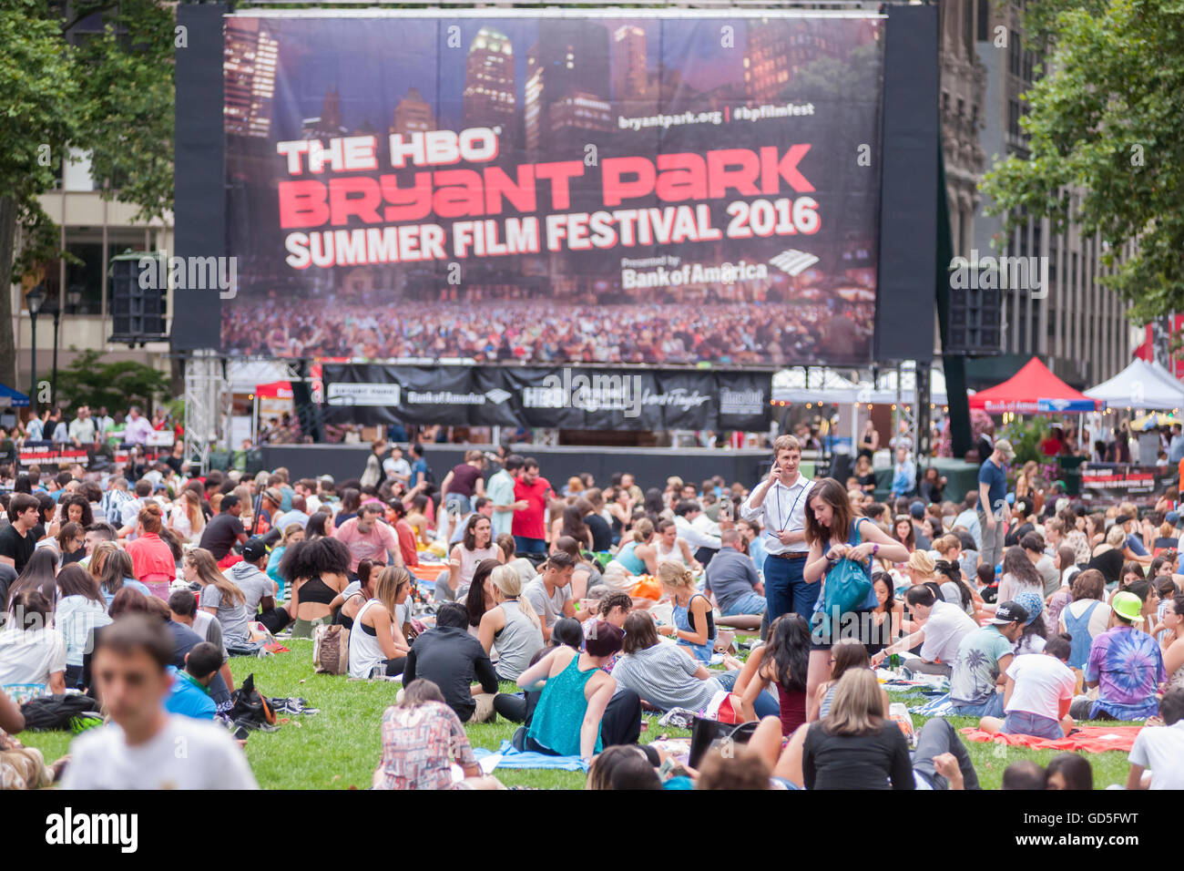 Migliaia di persone si sviluppa la loro coperte e rivendicare il loro spot in Bryant Park di New York lunedì, 11 luglio 2016 per la HBO Bryant Park Summer Film Festival. Il parco mostra film su lunedì sera durante l'estate per attrarre una vasta gamma di visitatori e fino a un valore stimato di 8000 persone. (© Richard B. Levine) Foto Stock