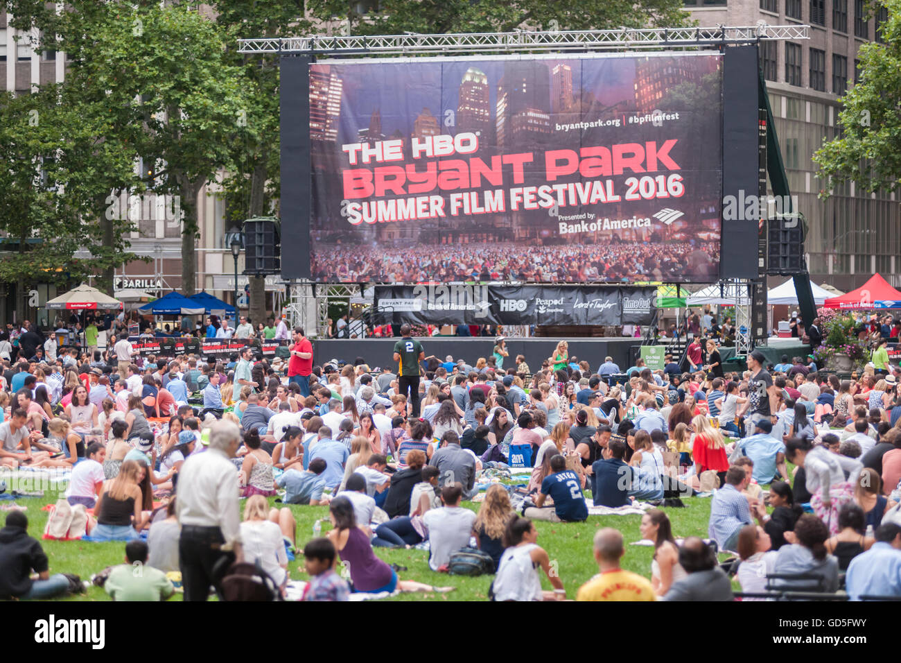 Migliaia di persone si sviluppa la loro coperte e rivendicare il loro spot in Bryant Park di New York lunedì, 11 luglio 2016 per la HBO Bryant Park Summer Film Festival. Il parco mostra film su lunedì sera durante l'estate per attrarre una vasta gamma di visitatori e fino a un valore stimato di 8000 persone. (© Richard B. Levine) Foto Stock