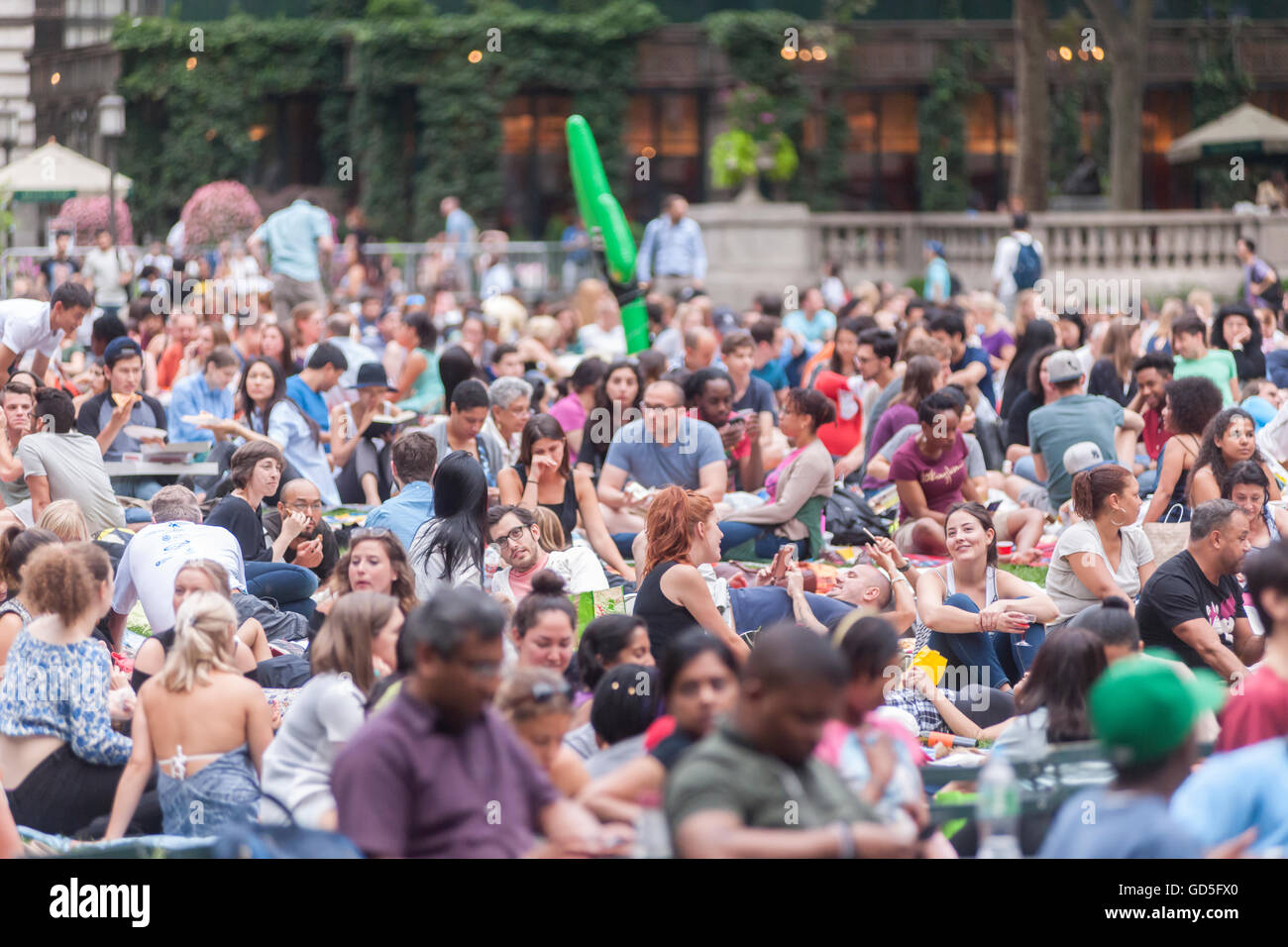 Migliaia di persone si sviluppa la loro coperte e rivendicare il loro spot in Bryant Park di New York lunedì, 11 luglio 2016 per la HBO Bryant Park Summer Film Festival. Il parco mostra film su lunedì sera durante l'estate per attrarre una vasta gamma di visitatori e fino a un valore stimato di 8000 persone. (© Richard B. Levine) Foto Stock