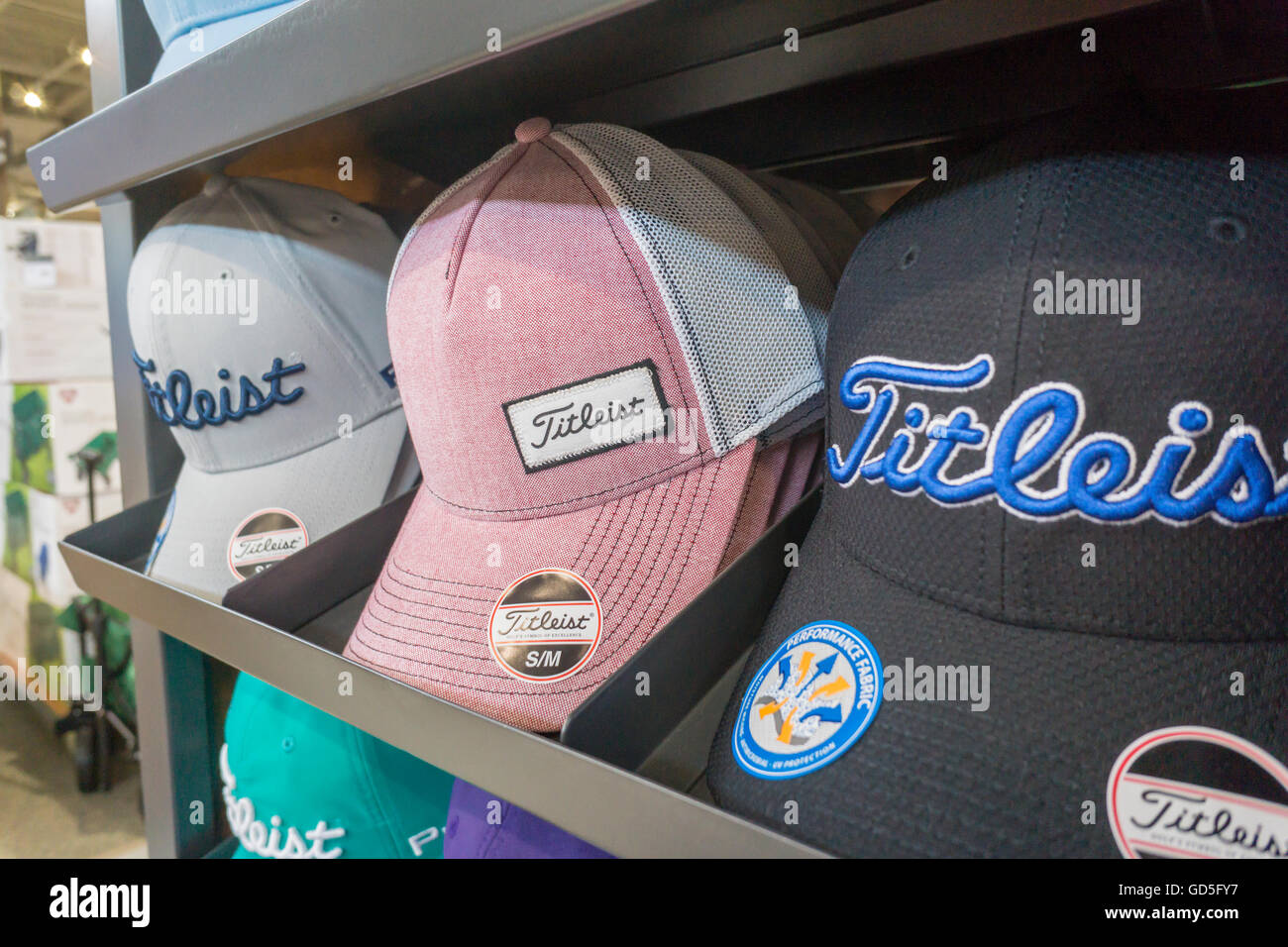 Marca Titleist golf cappelli in un negozio di articoli sportivi di Long Island, NY, sabato 9 luglio 2016. Acushnet Company, il proprietario dei marchi golf Tltleist, Footjoy e Pinnacle, è impostato per il lancio di un'offerta pubblica iniziale stimata essere valutata a 2 miliardi di dollari. (© Richard B. Levine) Foto Stock