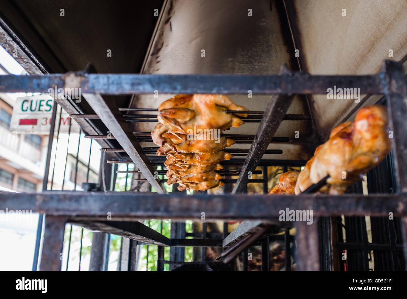 Polli arrosto tostatura su nonostante, Chiang Mai Thailandia Foto Stock
