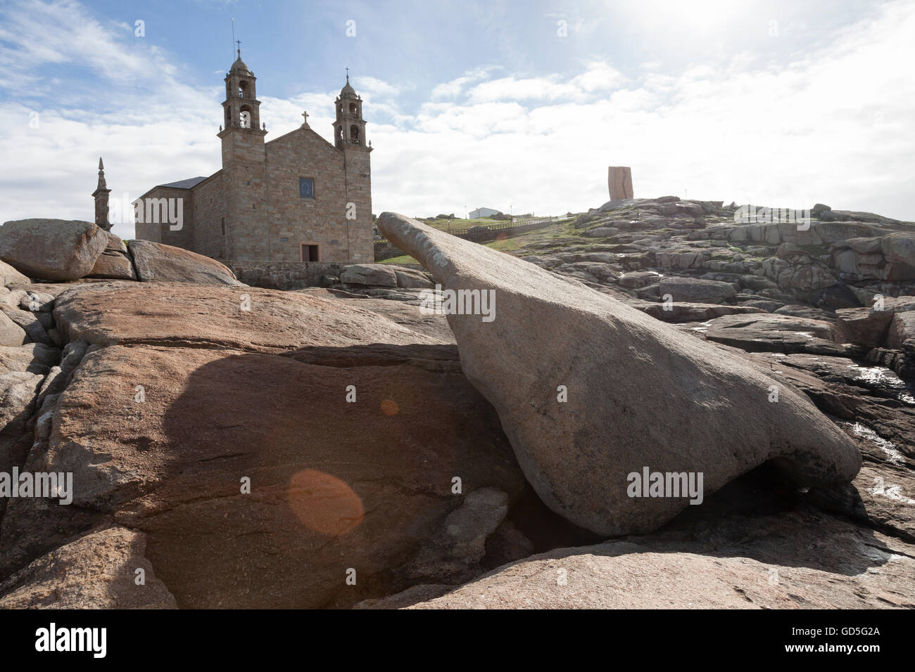 Muxía, Spagna: la roccia di Abalar presso il Santuario della Vergine della barca. Foto Stock