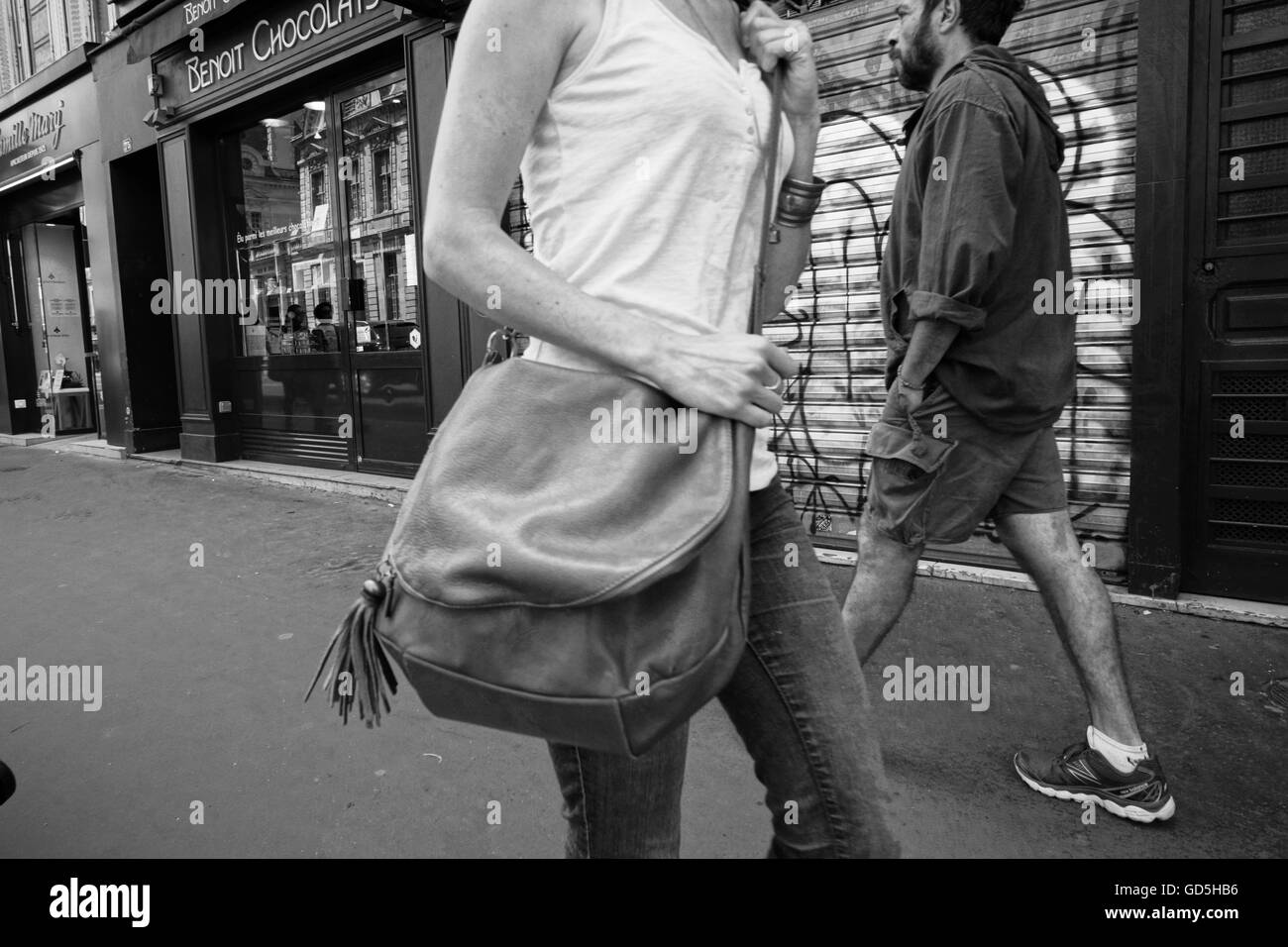 L uomo e la donna sulle strade di Parigi, Francia, Europa Foto Stock