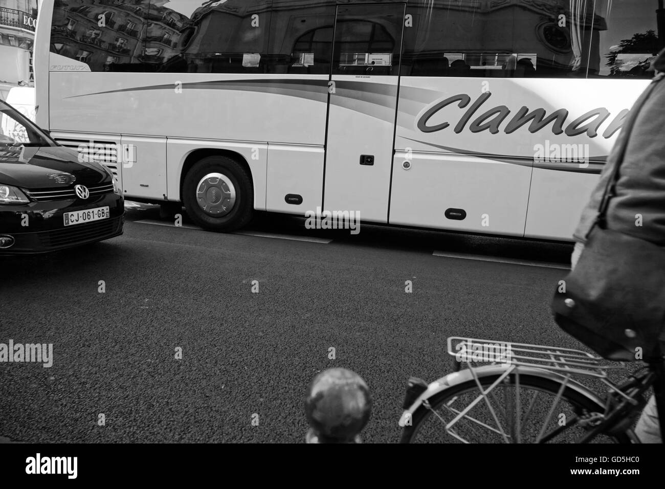 Noleggio auto e autobus in parigi, francia, europa Foto Stock