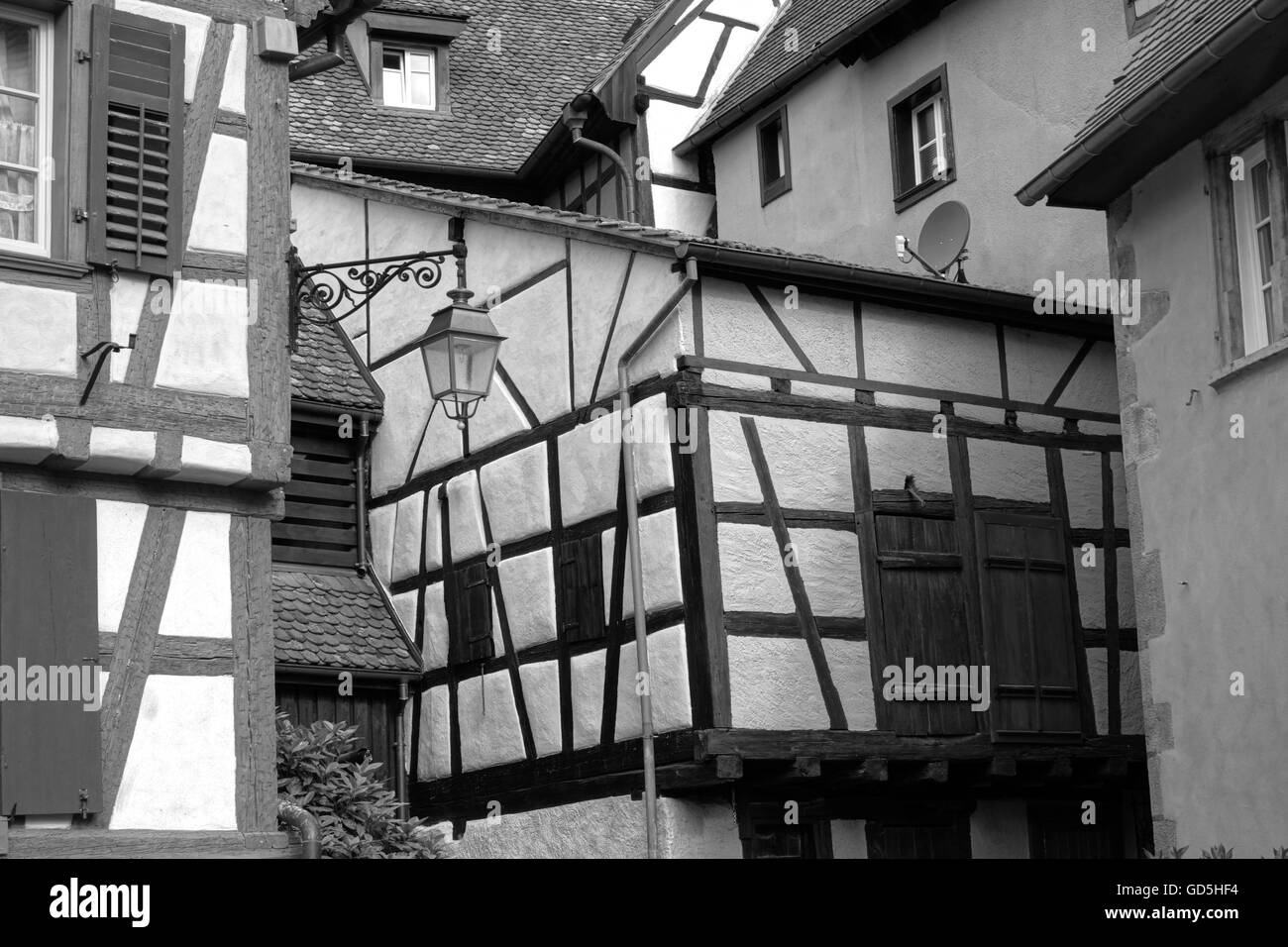 La vecchia strada luce e nuovo tv antenna parabolica in riquewihr Colmar, Francia, Europa Foto Stock