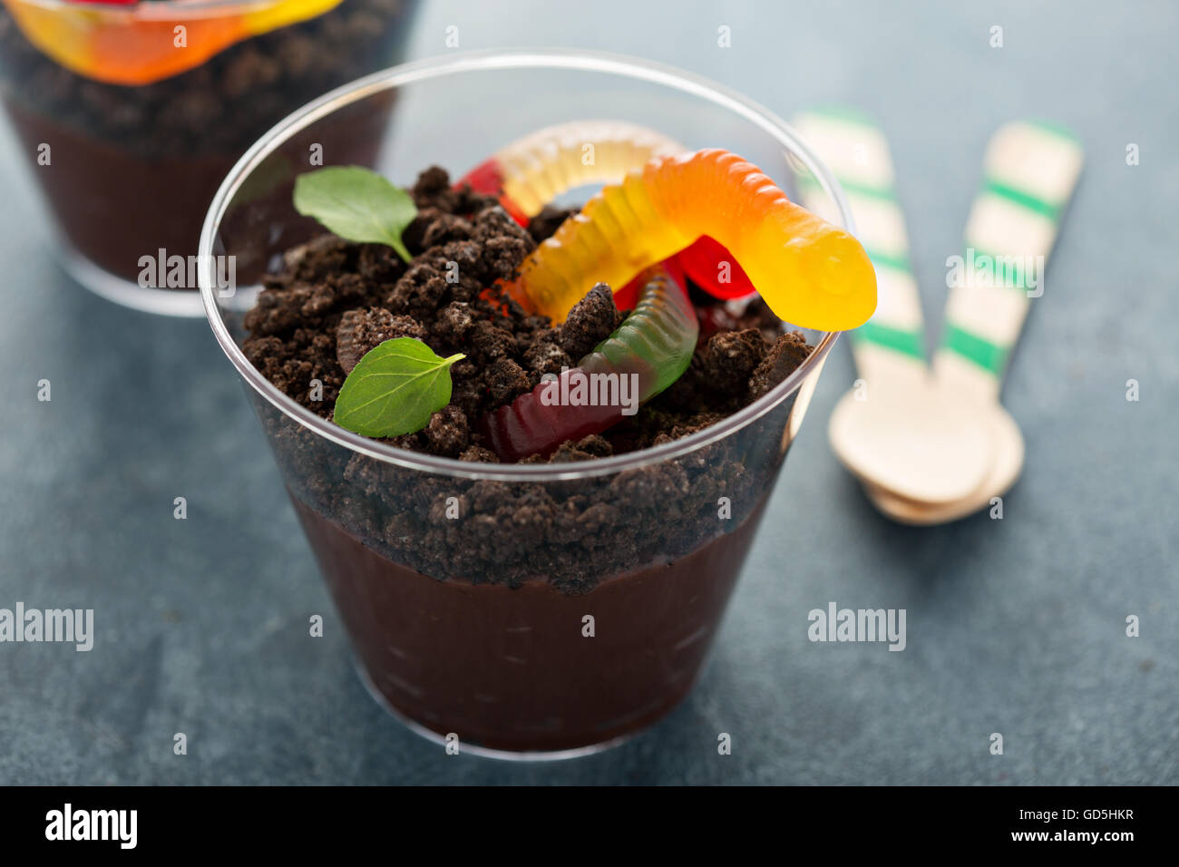 Bambini dessert al cioccolato in un bicchiere sporco e worm Foto Stock