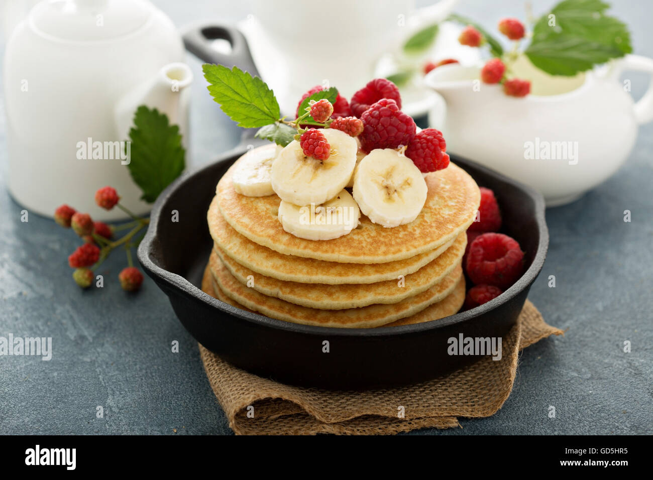Latticello soffici pancake con banane Foto Stock