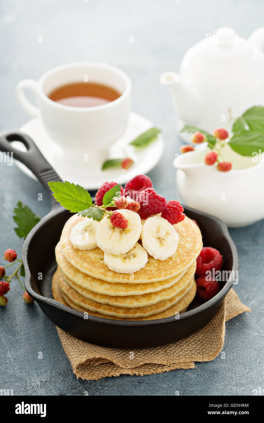 Latticello soffici pancake con banane Foto Stock